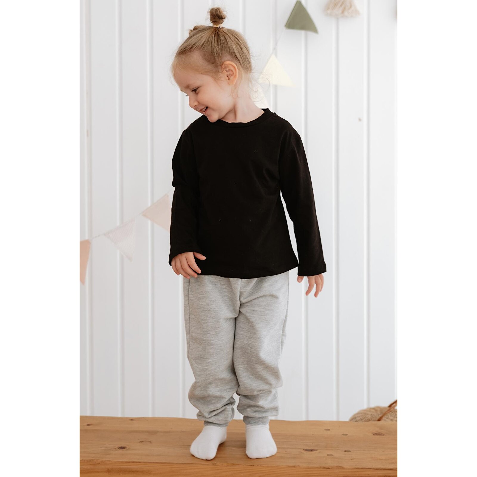 Uzun Kollu ve Pamuklu Siyah Tişört Kız Çocuk