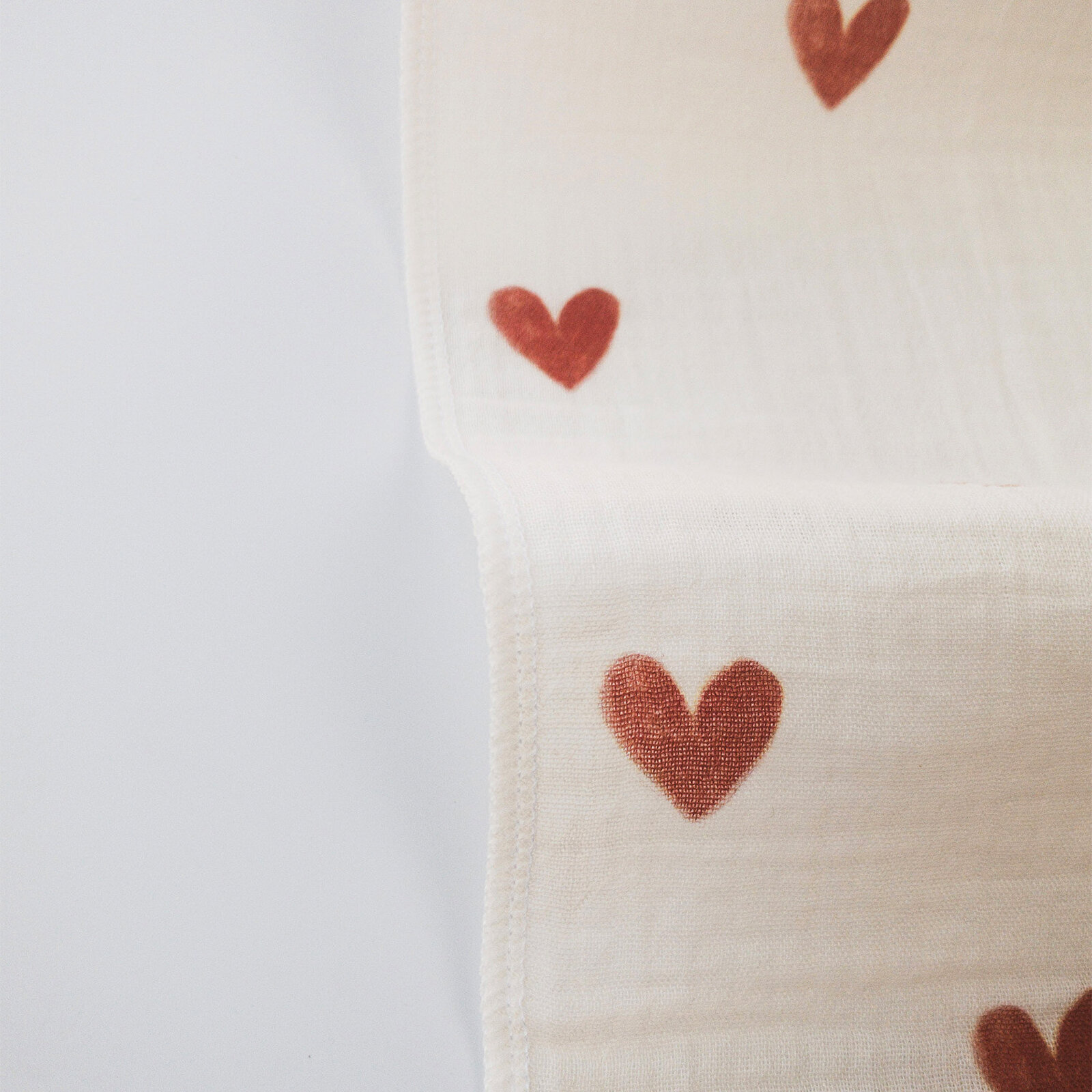 2 Katlı Müslin Örtü Kırmızı Kalp Desenli 75x95 Cm - %100 Pamuk - 2 Katlı Müslin Örtü Kırmızı Kalp Desenli 75x95 Cm - %100 Pamuk -