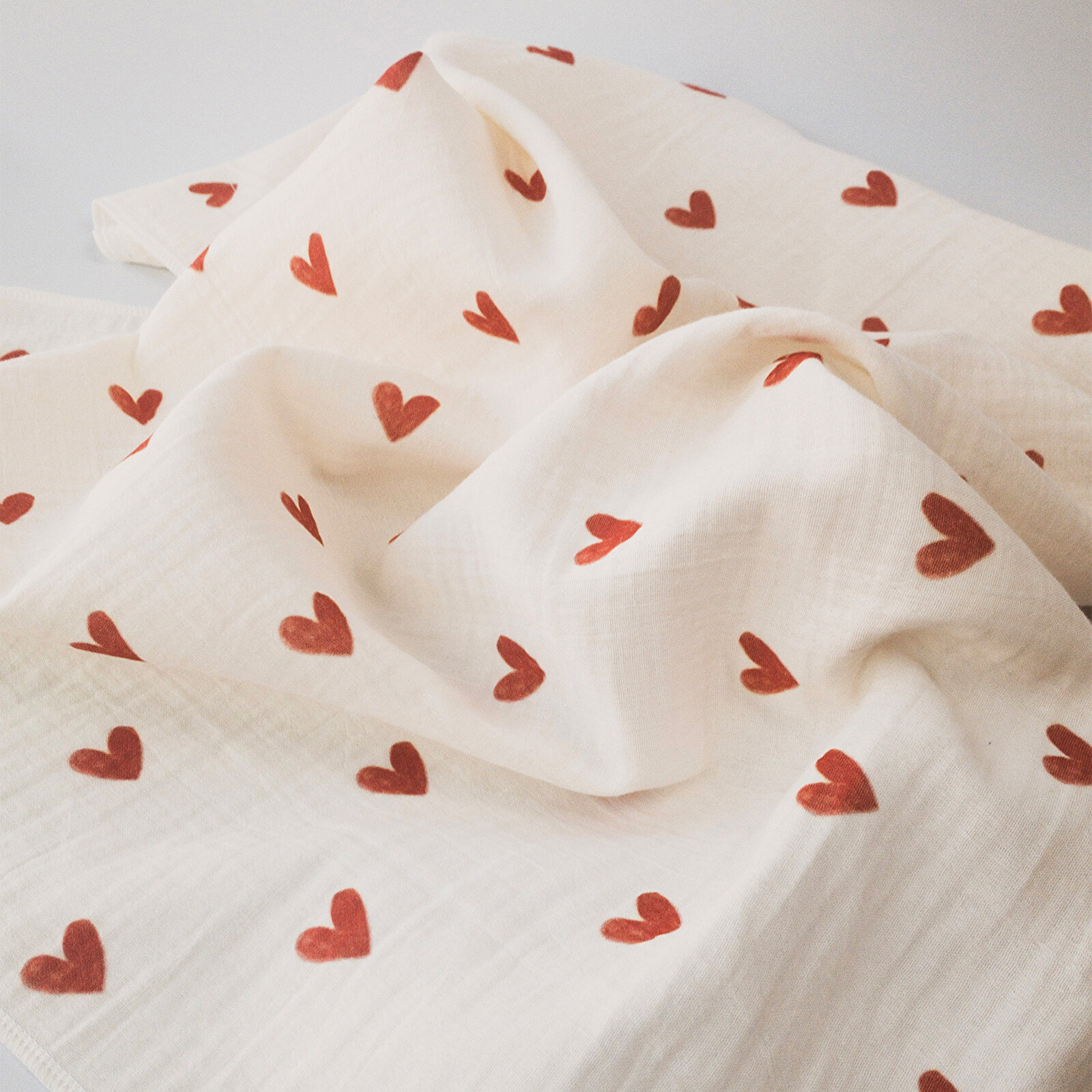 2 Katlı Müslin Örtü Kırmızı Kalp Desenli 75x95 Cm - %100 Pamuk - 2 Katlı Müslin Örtü Kırmızı Kalp Desenli 75x95 Cm - %100 Pamuk -