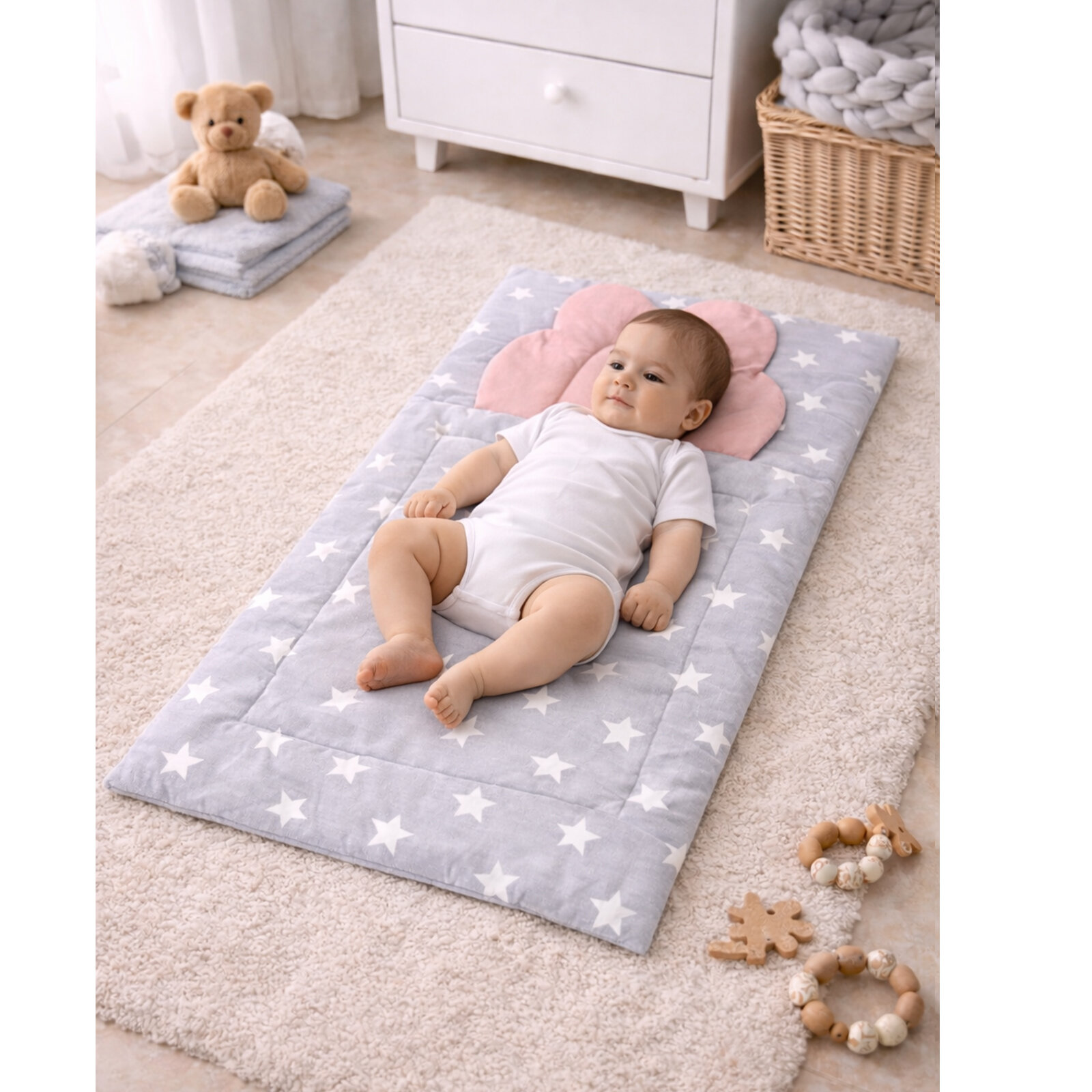 Açık Gri Yıldız Desenli Bebek Alt Açma Minderi 45×75 cm – Yastıklı, Yumuşak ve Konforlu