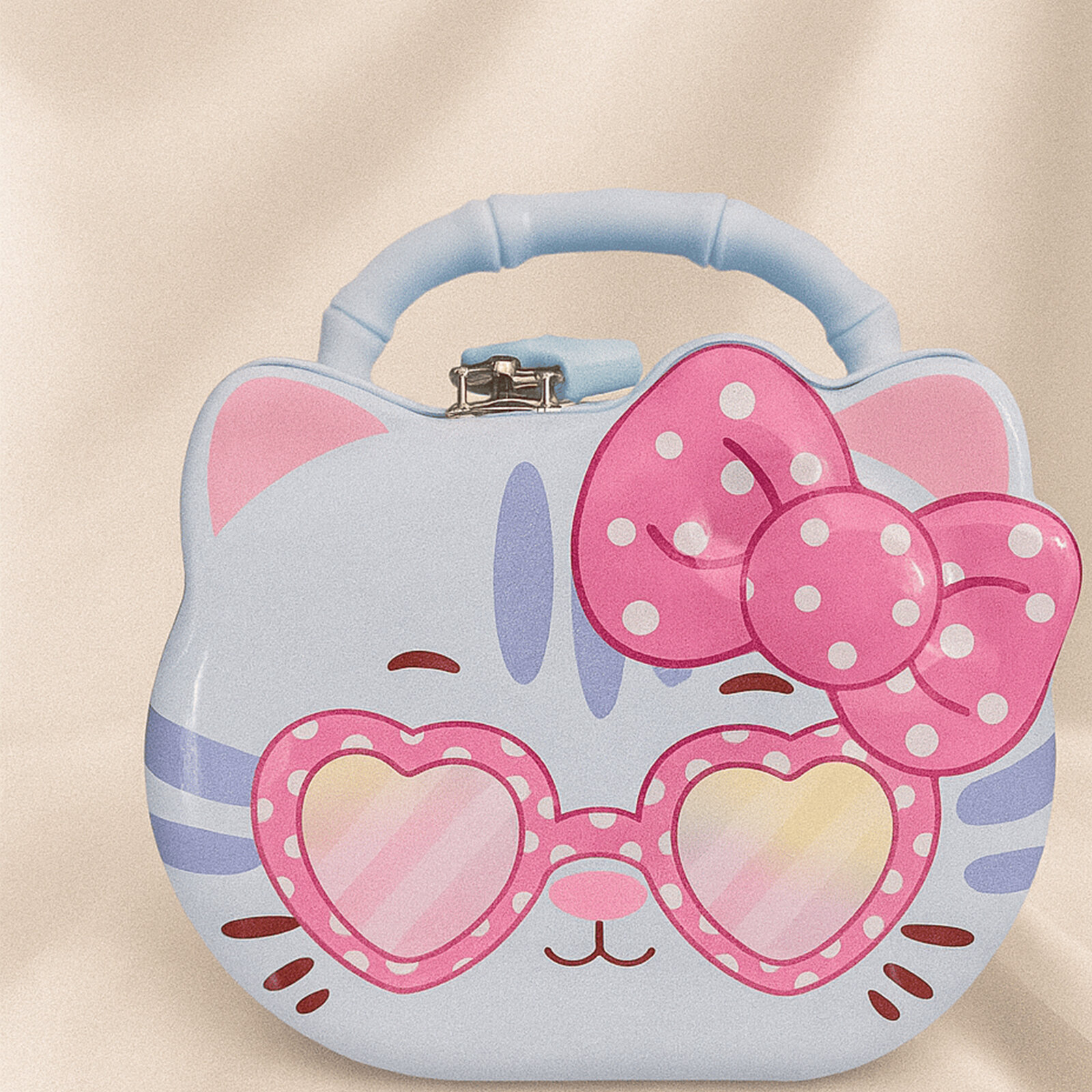 Fiyonklu Kedi Figürlü Çocuk Kumbarası – Gözlüklü Tasarım, Taşıma Saplı, Kilitli Metal Kumbara