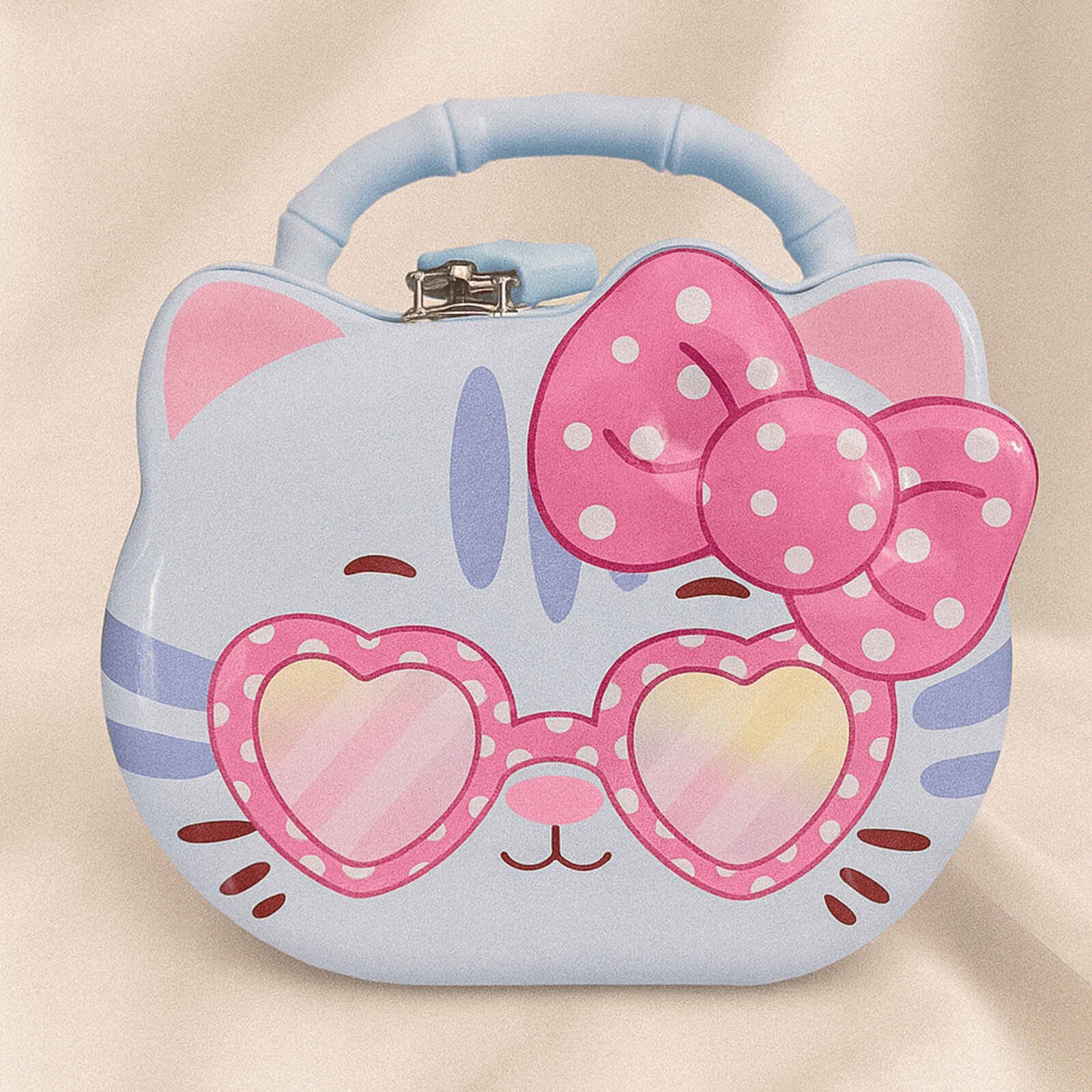 Fiyonklu Kedi Figürlü Çocuk Kumbarası – Gözlüklü Tasarım, Taşıma Saplı, Kilitli Metal Kumbara