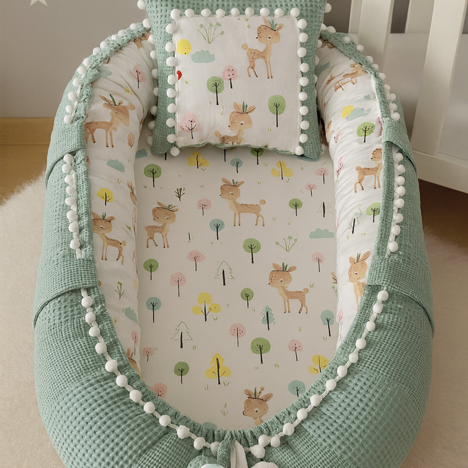 Yeşil Waffle Babynest – Ceylan Desenli, Ponpon Detaylı & Yastıklı Bebek Yatağı