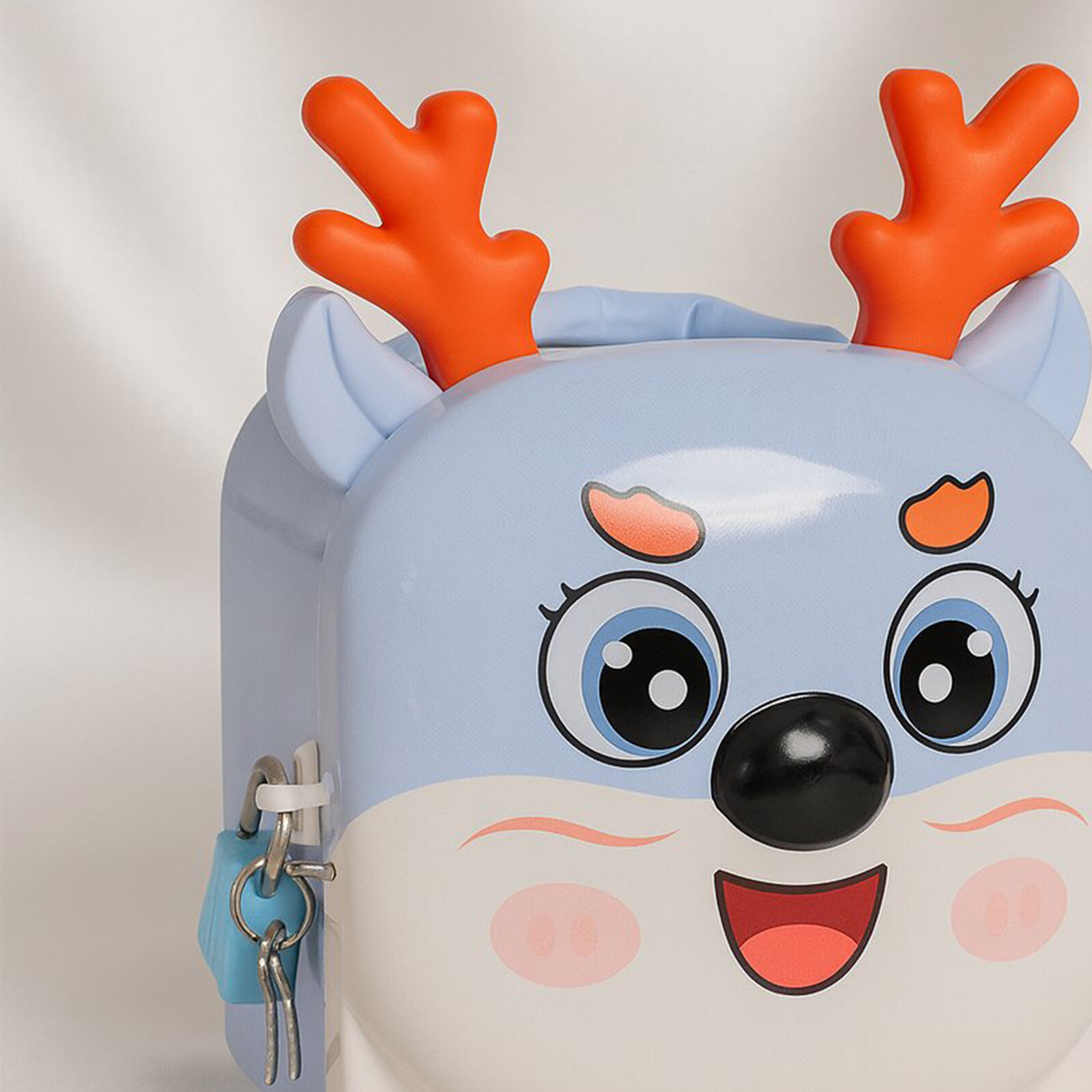 Geyik Figürlü Çocuk Kumbarası – Taşıma Saplı, Kilitli, Metal Kumbara