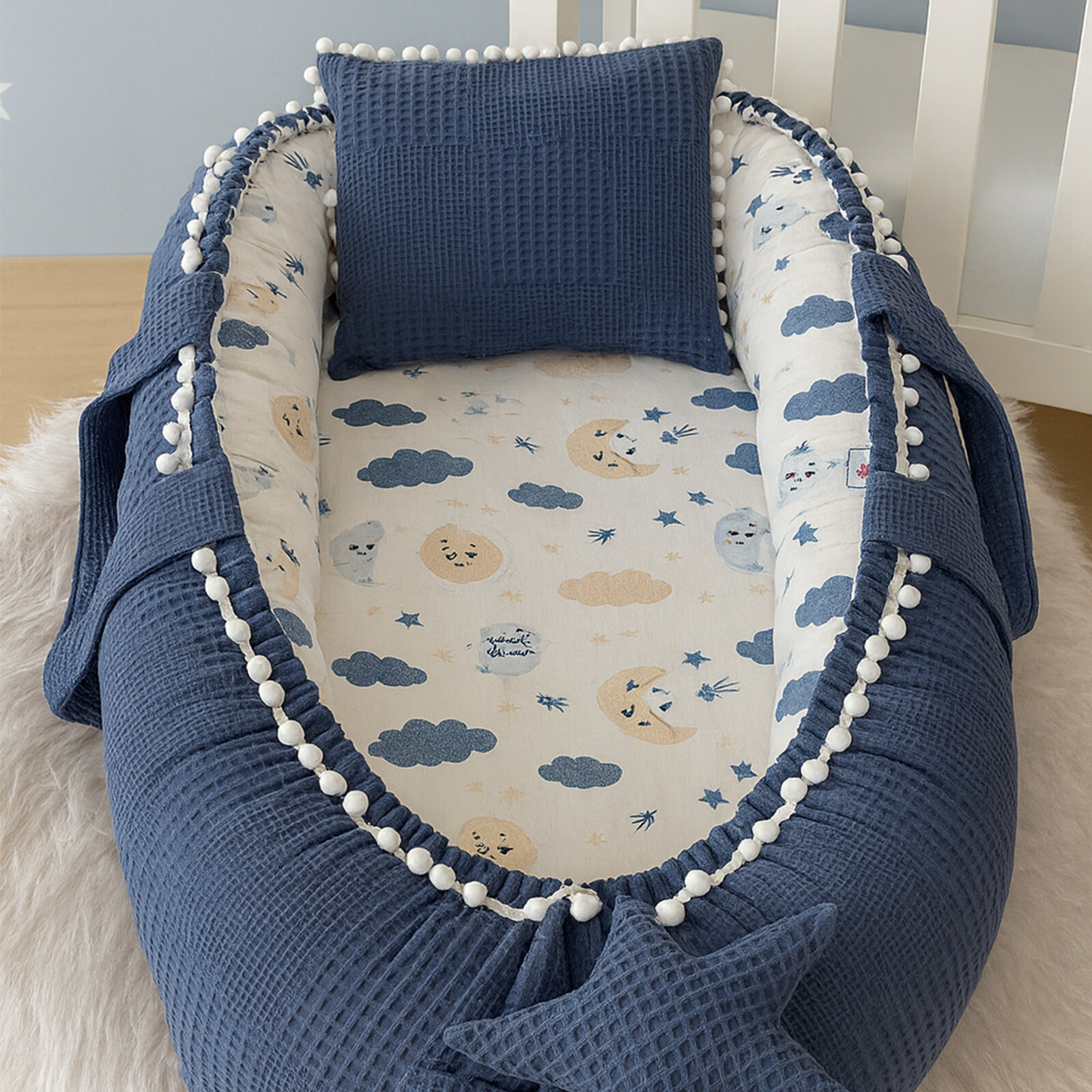 İndigo Waffle Babynest – Bulut Desenli, Yıldız Detaylı & Yastıklı Bebek Yatağı İndigo Waffle Babynest – Bulut Desenli, Yıldız Detaylı & Yastıklı Bebek Yatağı