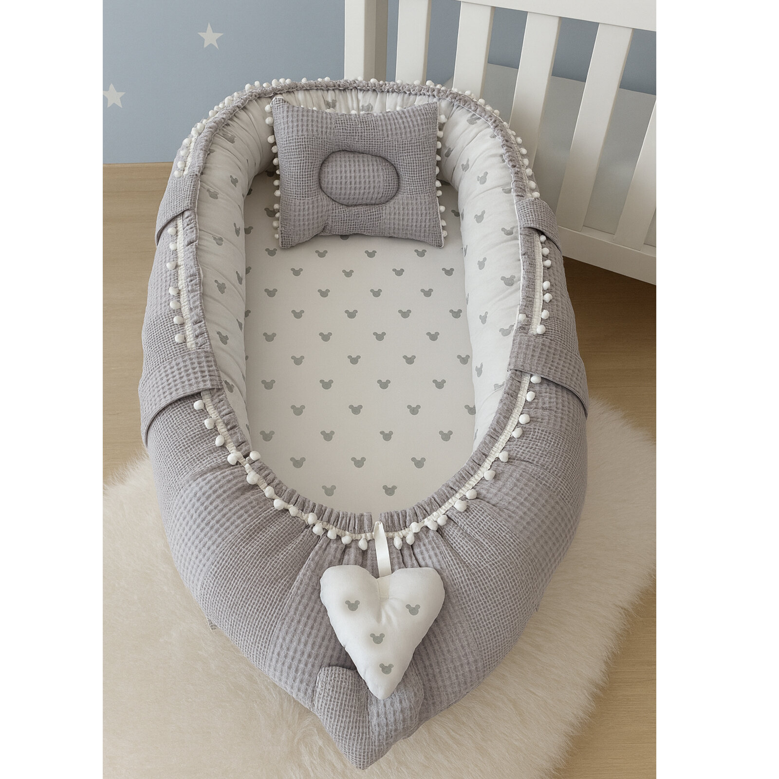 Gri Mickey Desenli Waffle Babynest – %100 Pamuk, Düzleşme Önleyici Yastıklı
