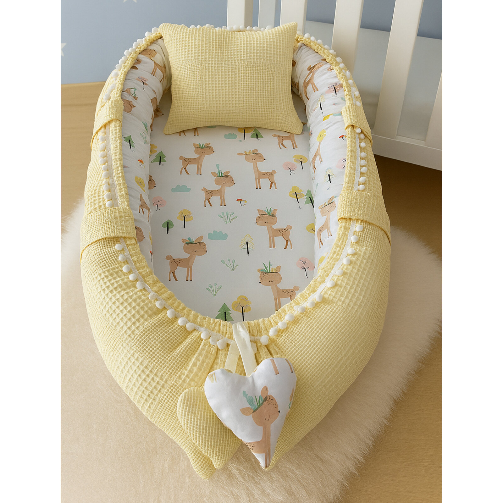 Sarı Waffle Babynest – Ceylan Desenli, Ponpon Detaylı & Yastıklı Bebek Yatağı