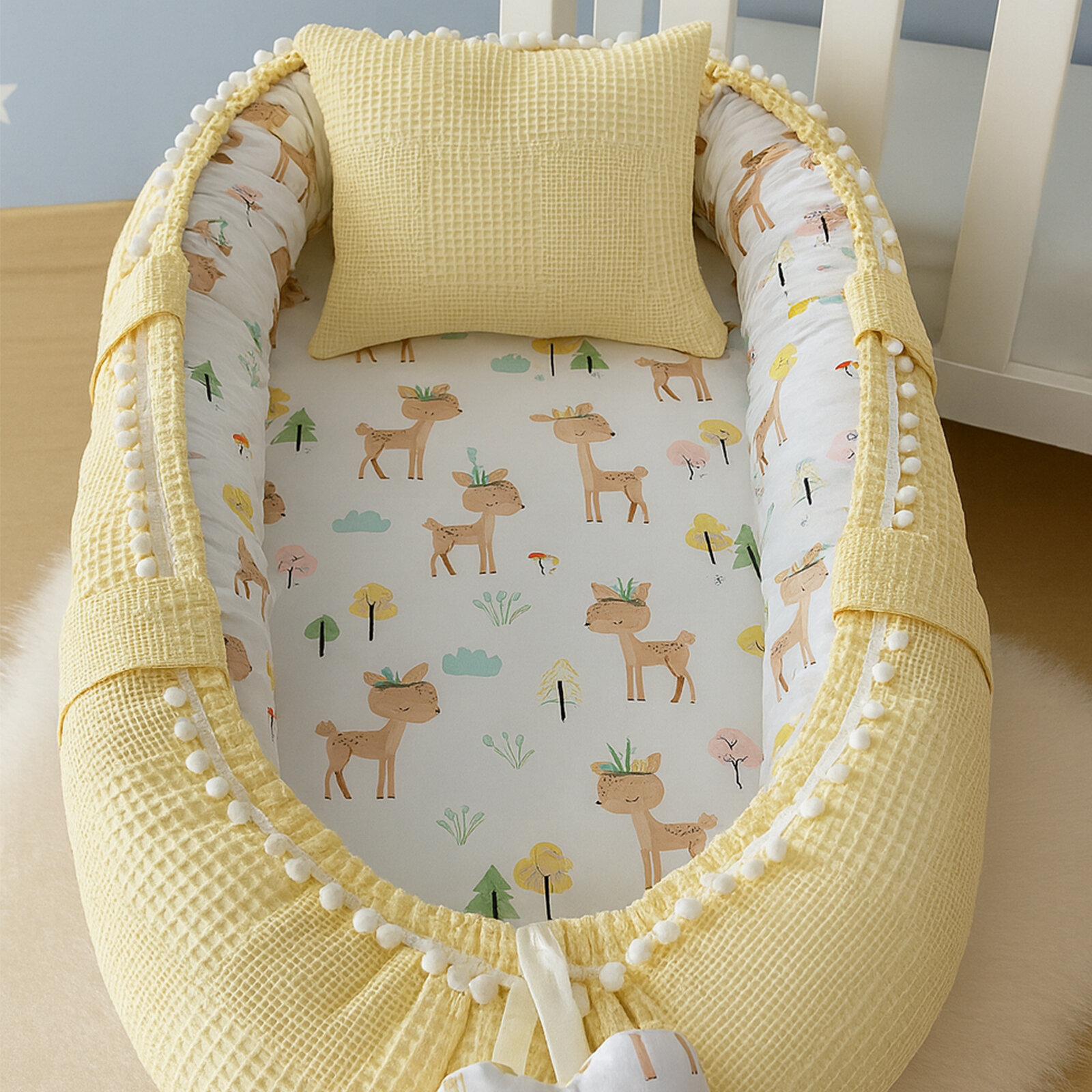 Sarı Waffle Babynest – Ceylan Desenli, Ponpon Detaylı & Yastıklı Bebek Yatağı