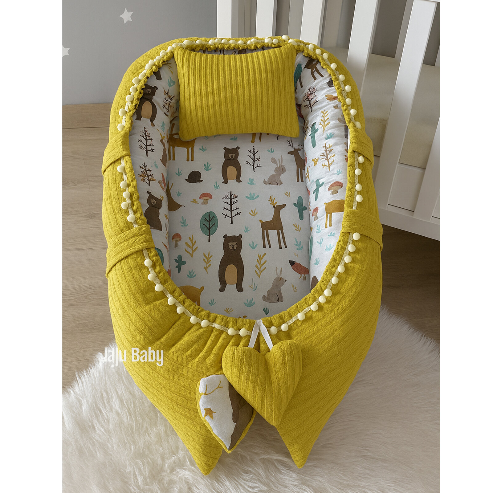Hardal Sarı Örgü Babynest – Orman Desenli, Yastıklı & Ponpon Detaylı Bebek Yatağı Hardal Sarı Örgü Babynest – Orman Desenli, Yastıklı & Ponpon Detaylı Bebek Yatağı