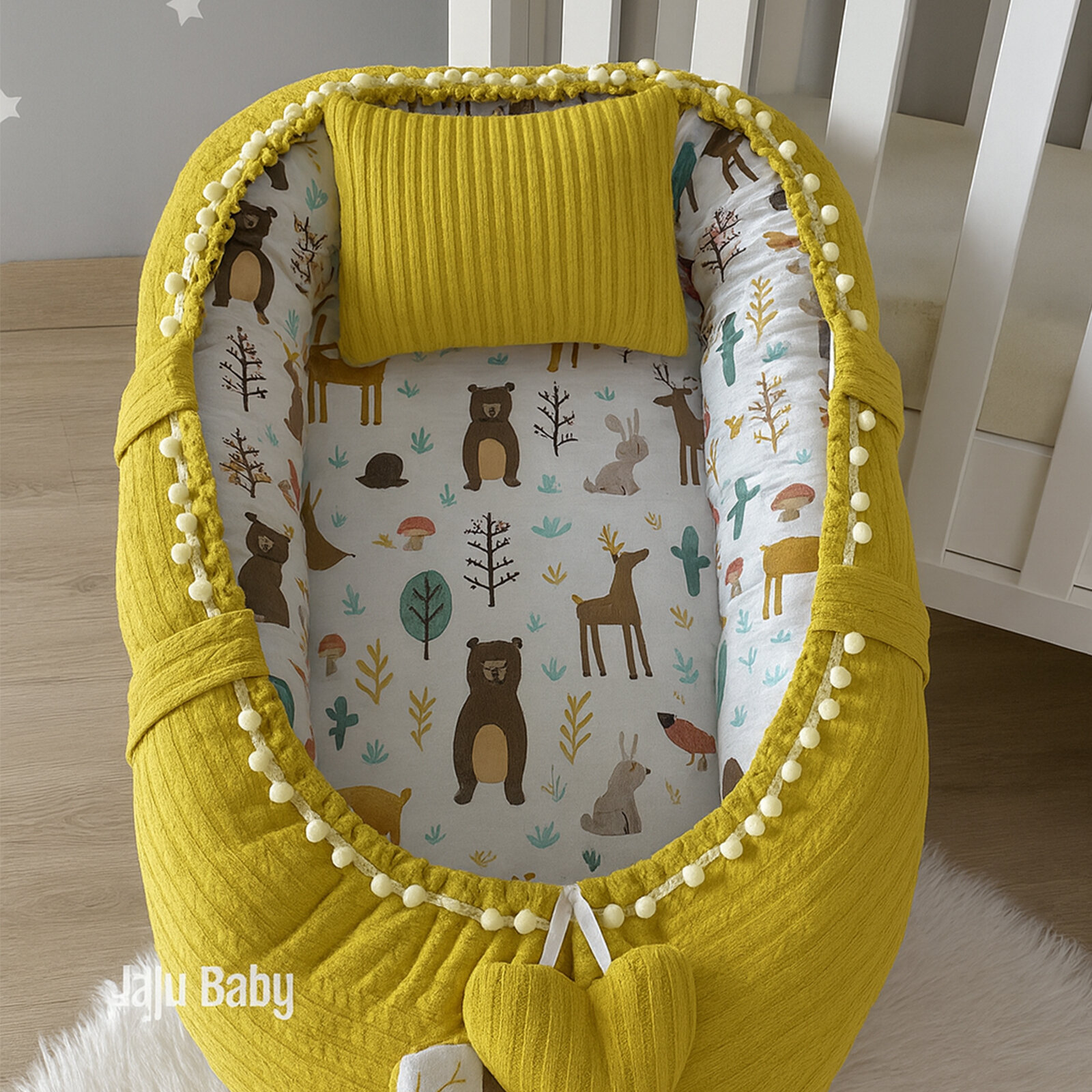 Hardal Sarı Örgü Babynest – Orman Desenli, Yastıklı & Ponpon Detaylı Bebek Yatağı Hardal Sarı Örgü Babynest – Orman Desenli, Yastıklı & Ponpon Detaylı Bebek Yatağı