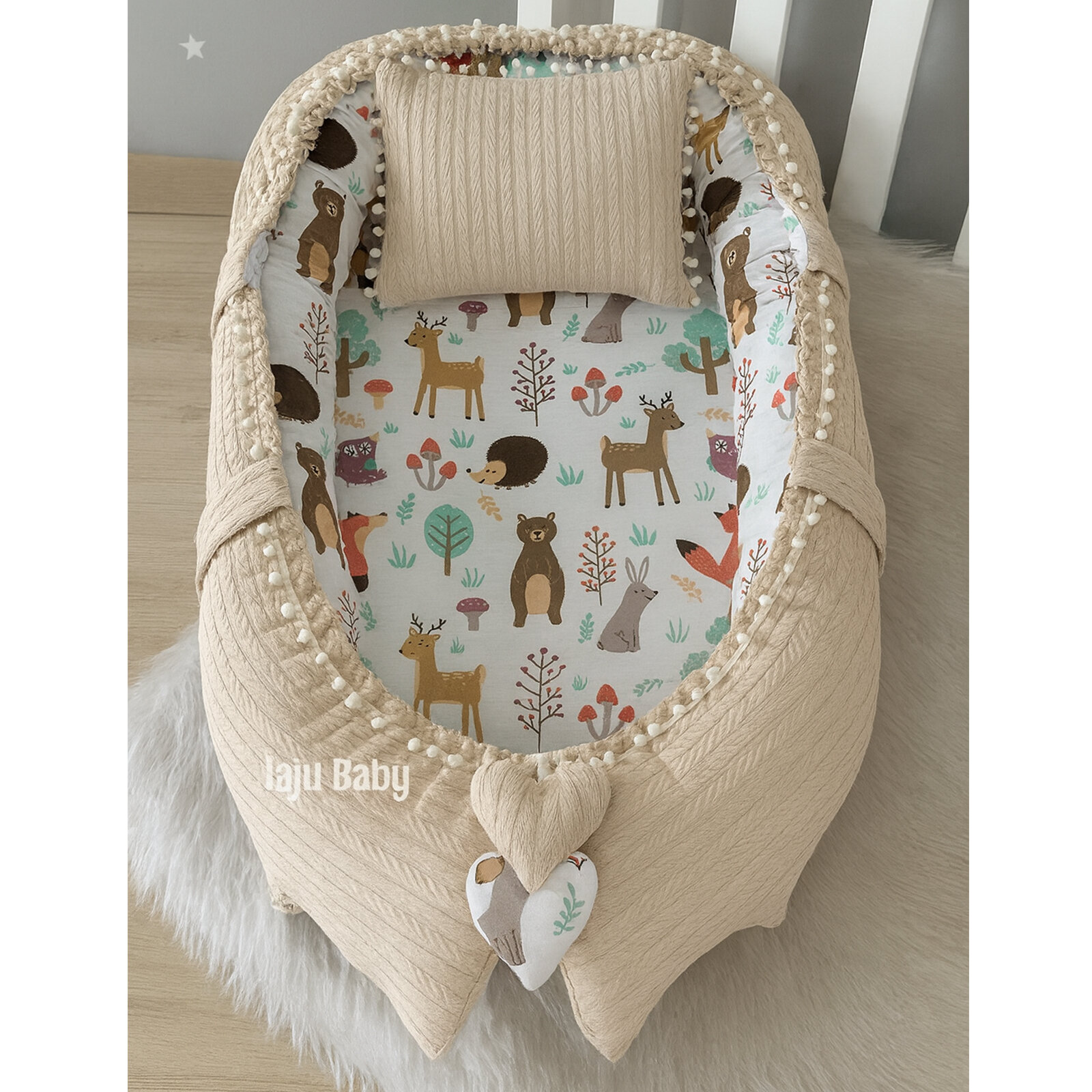Kahve Örgü Babynest – Orman Desenli, Ponpon Detaylı & Yastıklı Bebek Yatağı