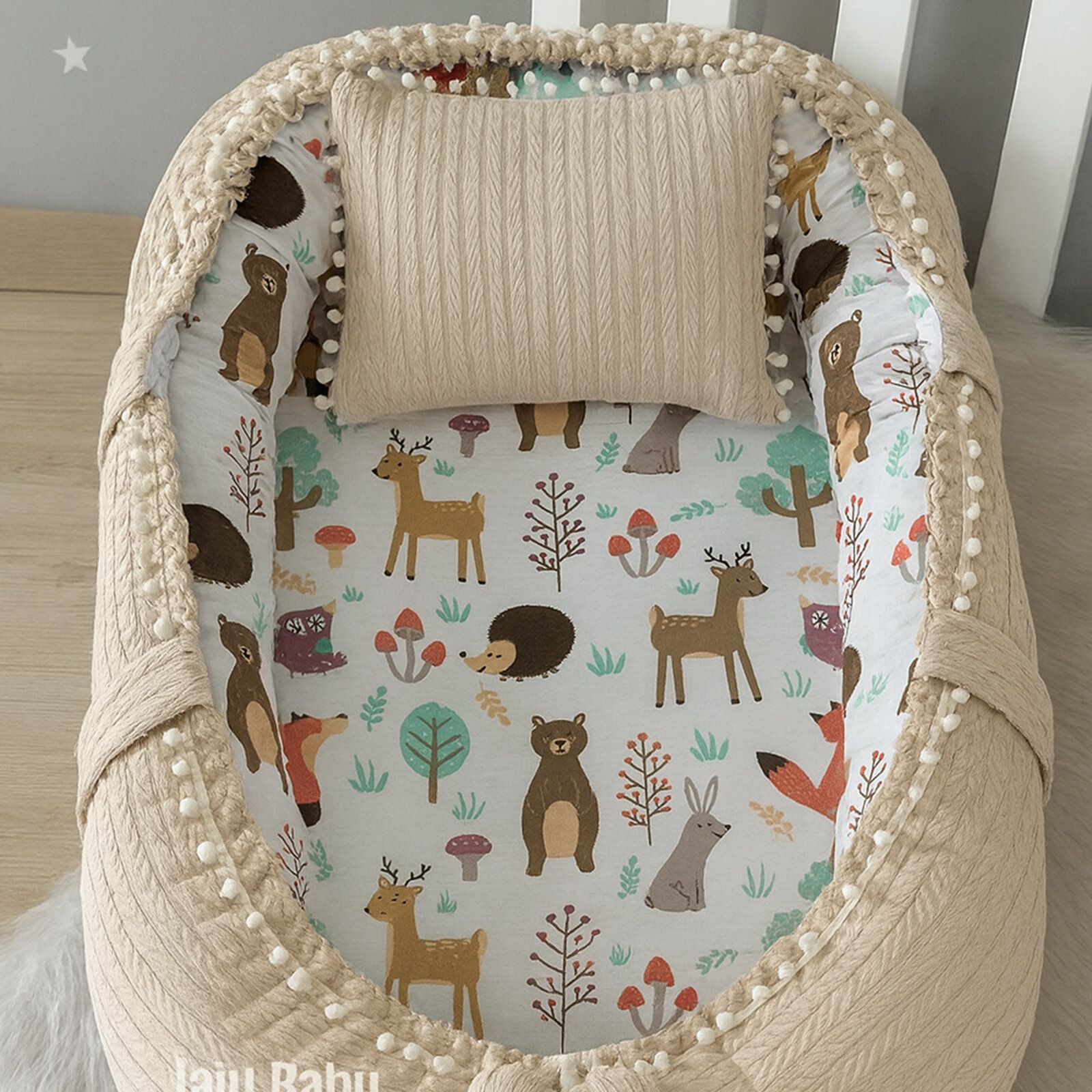 Kahve Örgü Babynest – Orman Desenli, Ponpon Detaylı & Yastıklı Bebek Yatağı