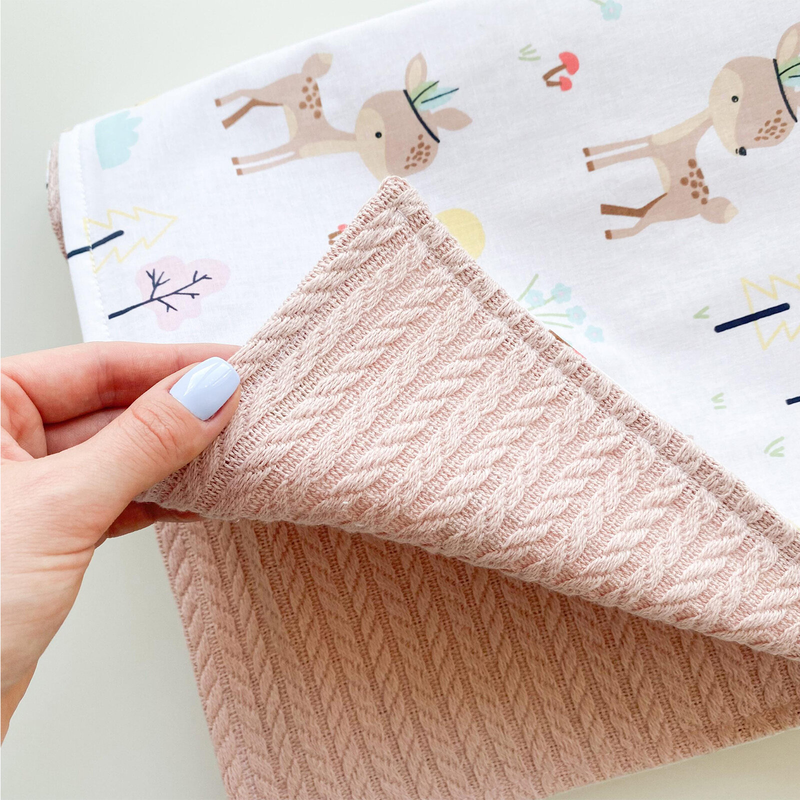 Geyik Desenli Pudra Örgü Çift Taraflı Bebek Battaniyesi – %100 Pamuk, Yumuşak Dokulu 110x110