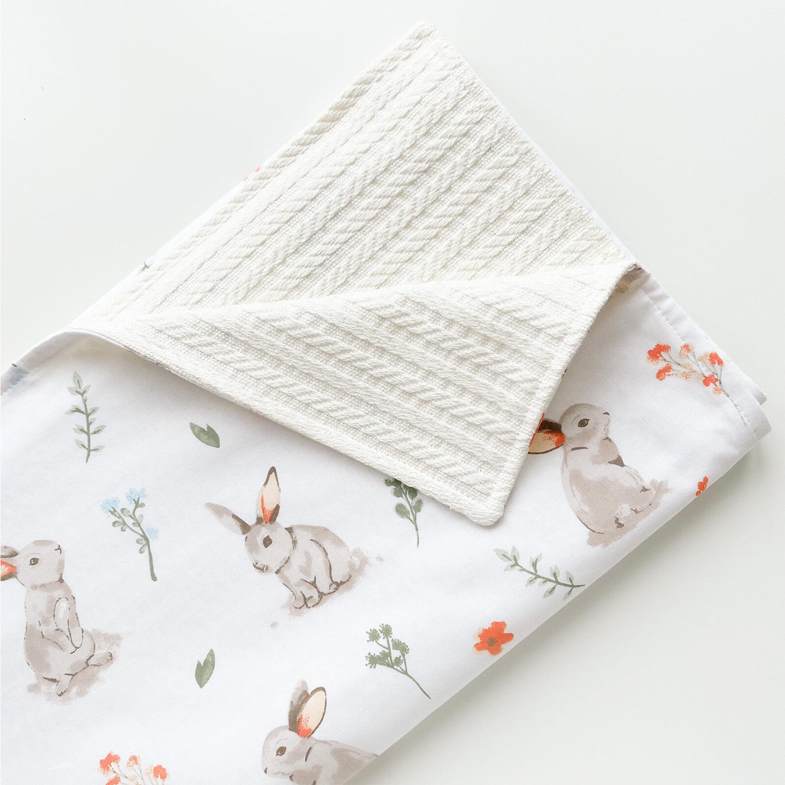 Tavşan Desenli - Beyaz Örgü 110x110 Bebek Battaniyesi – %100 Pamuk, Yumuşacık & Nefes Alan