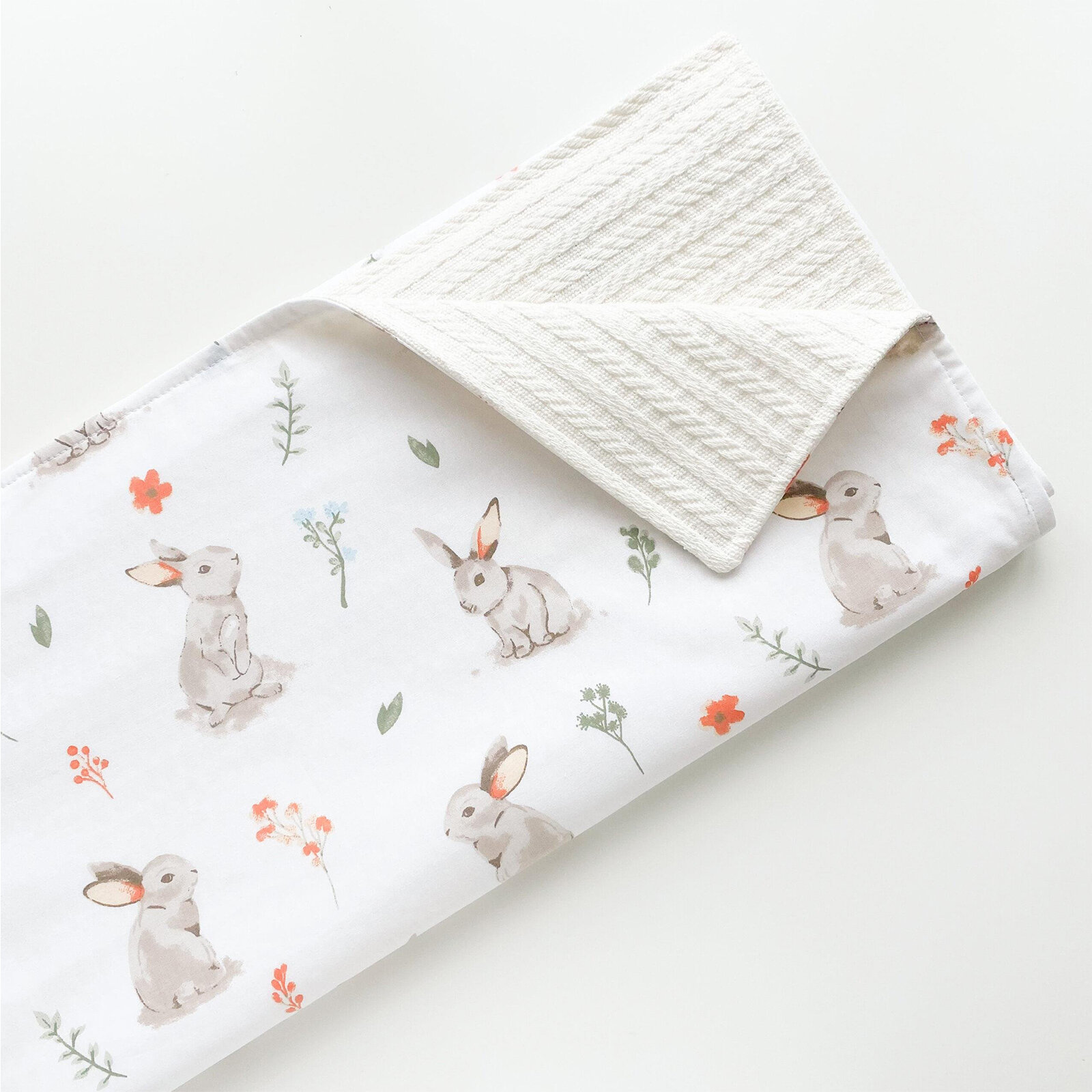 Tavşan Desenli - Beyaz Örgü 110x110 Bebek Battaniyesi – %100 Pamuk, Yumuşacık & Nefes Alan