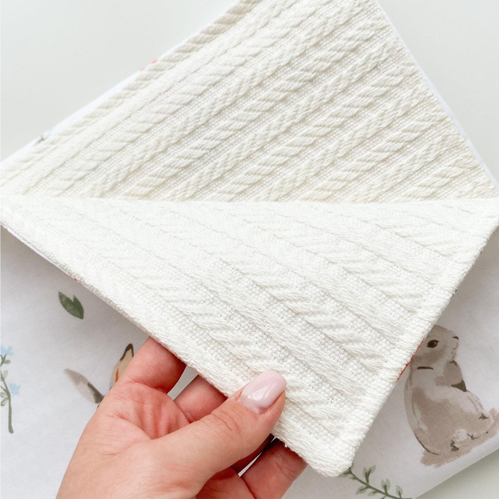 Tavşan Desenli - Beyaz Örgü 110x110 Bebek Battaniyesi – %100 Pamuk, Yumuşacık & Nefes Alan