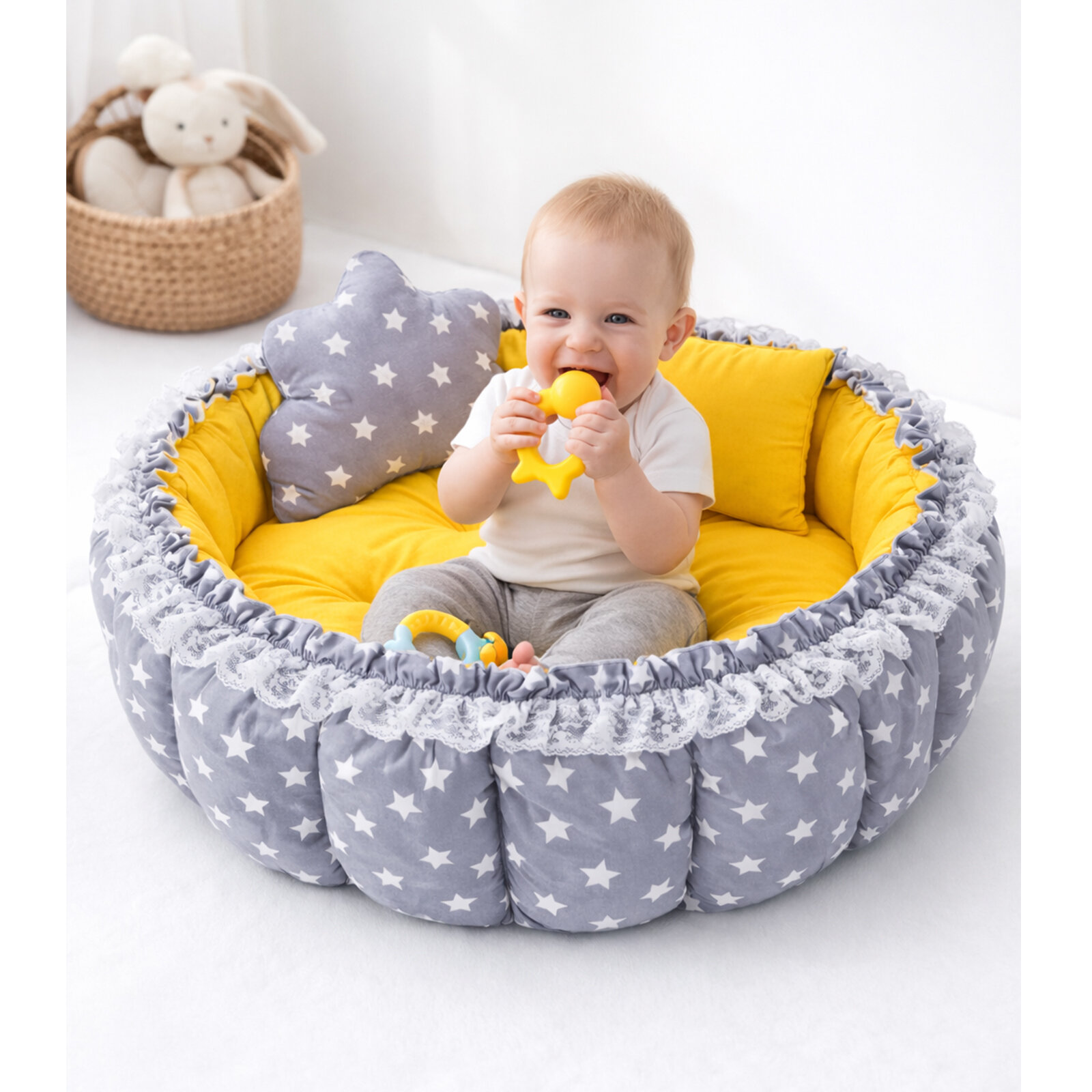 Gri Yıldızlı Sarı İçli Açılır Oyun Minderi & Bebek Yuvası (80–120 cm) Babynest
