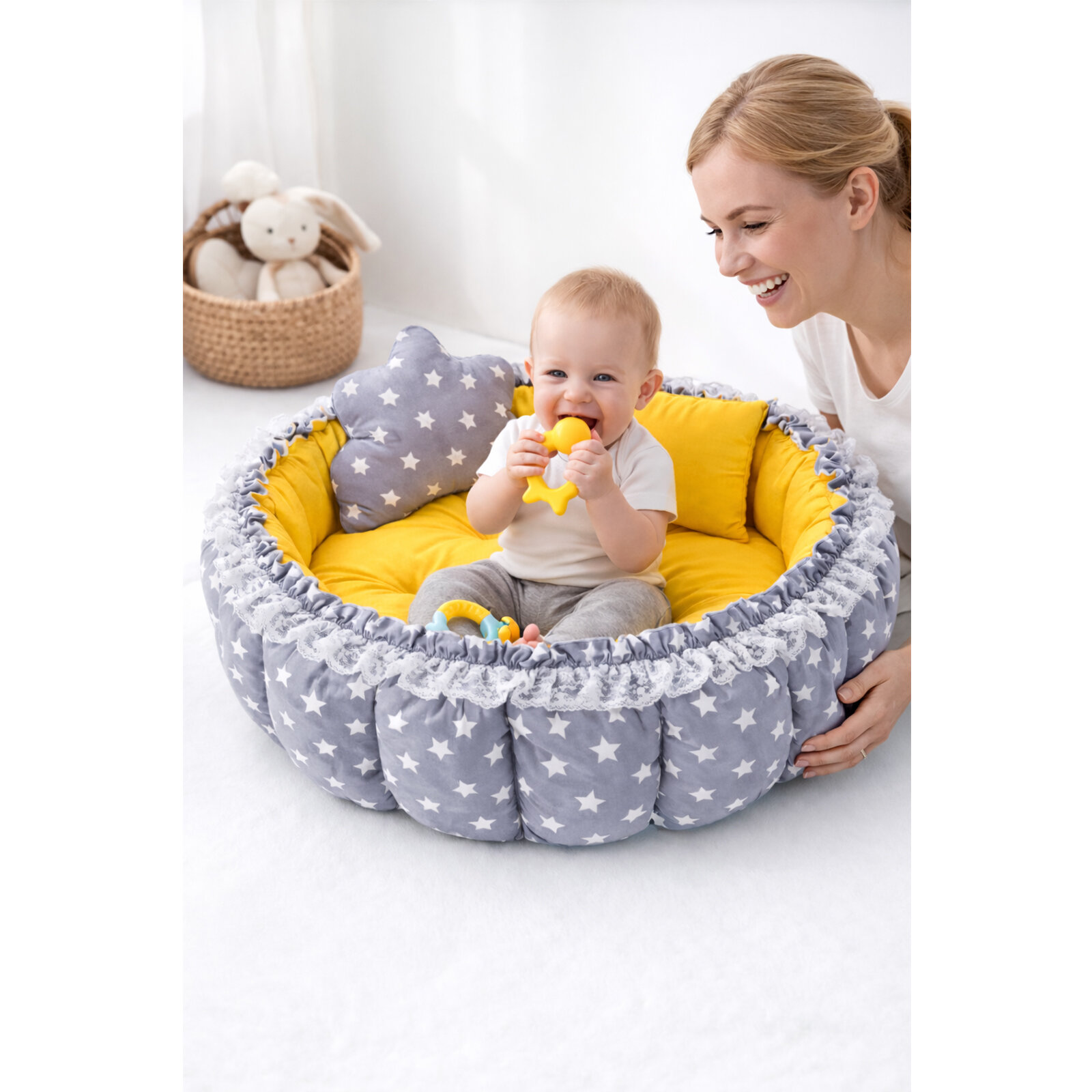 Gri Yıldızlı Sarı İçli Açılır Oyun Minderi & Bebek Yuvası (80–120 cm) Babynest