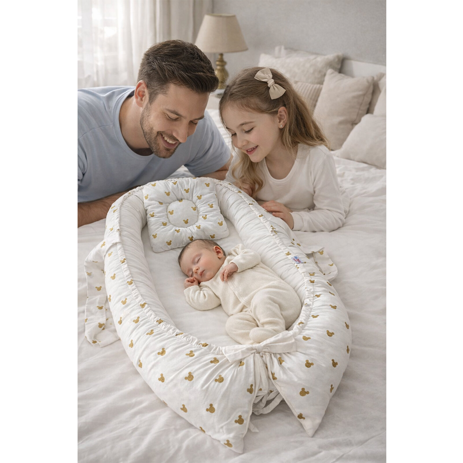Gold Mickey Desenli Beyaz Babynest | Fiyonk Detaylı, Yumuşak Kenarlı, 0–24 Ay Bebek Yatağı