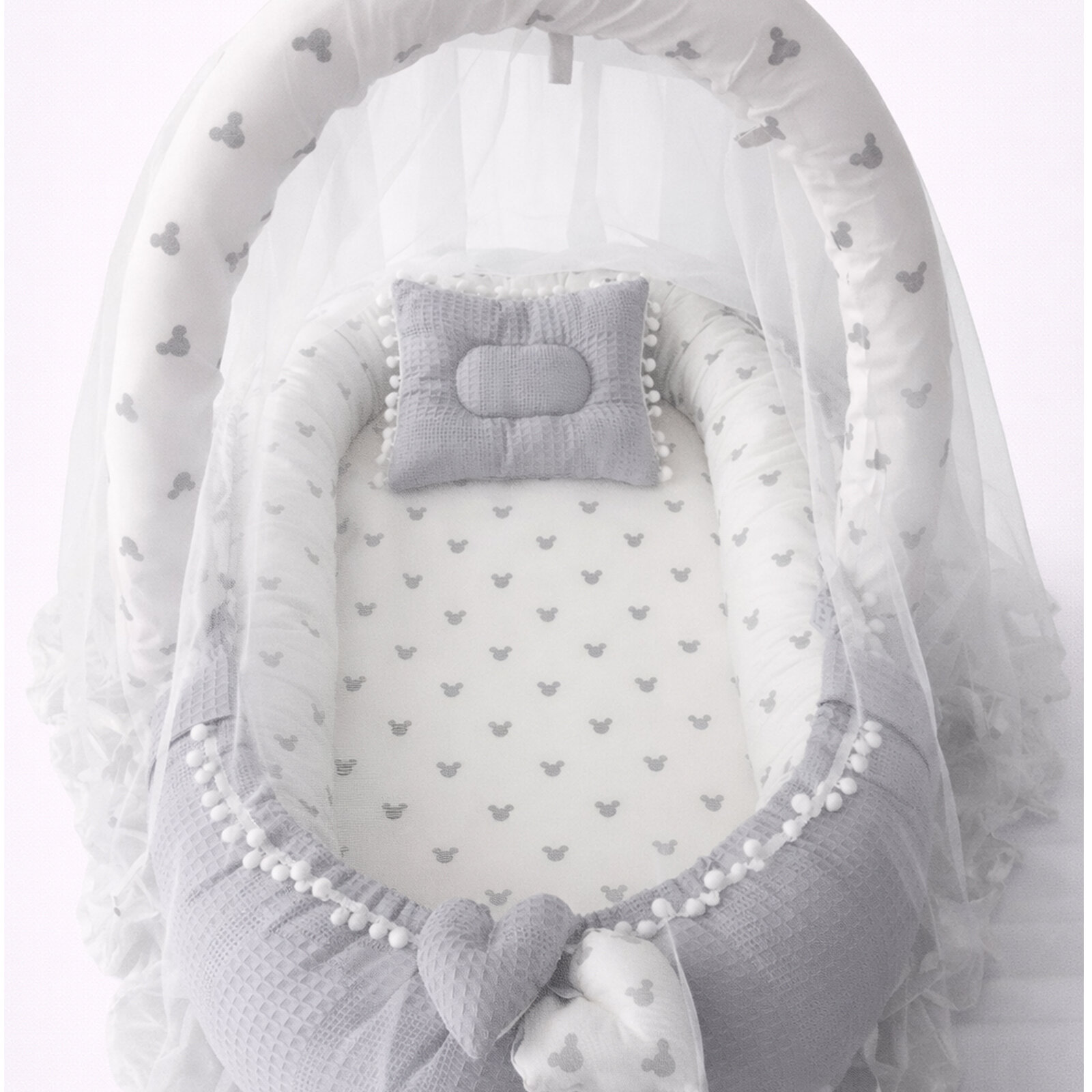 Gri Waffle Pike Kumaş Mickey Tasarım Ponponlu Oyuncak Aparat ve Cibinik Tüllü Babynest Set