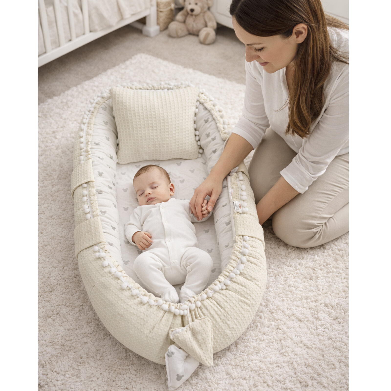 Gümüş Mickey - Krem Waffle Babynest | Ponpon Detaylı, Yumuşak Kenarlı, 0–24 Ay Bebek Yatağı