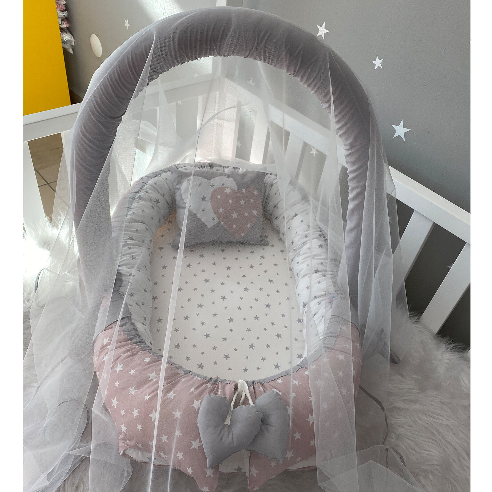 Pudra - Gri Yıldızlı Cibinlik Tüllü Babynest - Güvenli Yatış Yastığı Pudra - Gri Yıldızlı Cibinlik Tüllü Babynest - Güvenli Yatış Yastığı