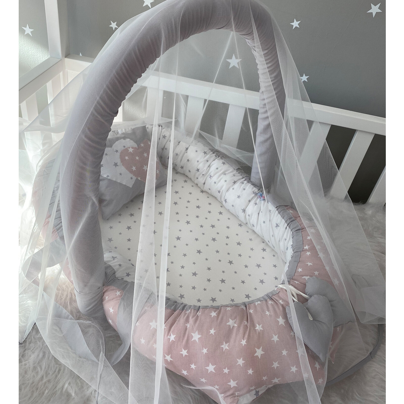 Pudra - Gri Yıldızlı Cibinlik Tüllü Babynest - Güvenli Yatış Yastığı Pudra - Gri Yıldızlı Cibinlik Tüllü Babynest - Güvenli Yatış Yastığı