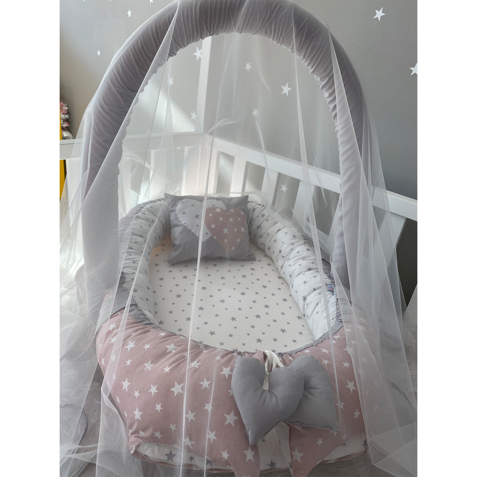 Pudra - Gri Yıldızlı Cibinlik Tüllü Babynest - Güvenli Yatış Yastığı Pudra - Gri Yıldızlı Cibinlik Tüllü Babynest - Güvenli Yatış Yastığı