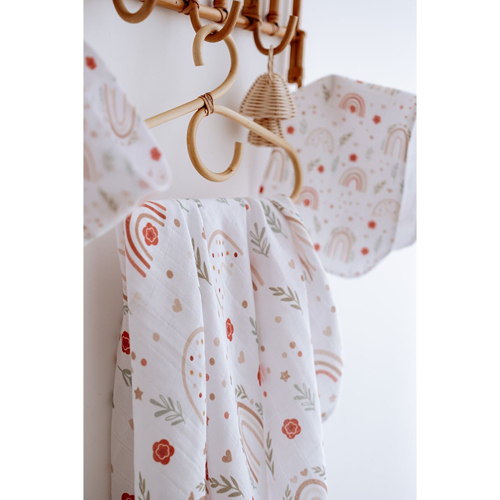 %100 Organik Pamuk Çift Katlı Gökkuşağı Desenli Müslin Örtü Seti (100X100 MÜSLİN-ÖNLÜK-OMUZ BEZİ) %100 Organik Pamuk Çift Katlı Gökkuşağı Desenli Müslin Örtü Seti (100X100 MÜSLİN-ÖNLÜK-OMUZ BEZİ)