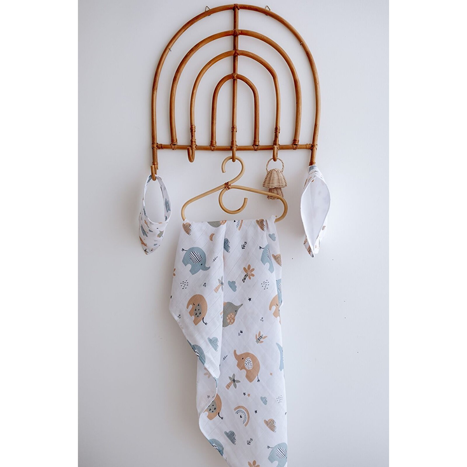 %100 Organik Pamuk Çift Katlı Fil Desenli Müslin Örtü Seti (100X100 MÜSLİN-ÜÇGEN ÖNLÜK-OMUZ BEZİ) %100 Organik Pamuk Çift Katlı Fil Desenli Müslin Örtü Seti (100X100 MÜSLİN-ÜÇGEN ÖNLÜK-OMUZ BEZİ)