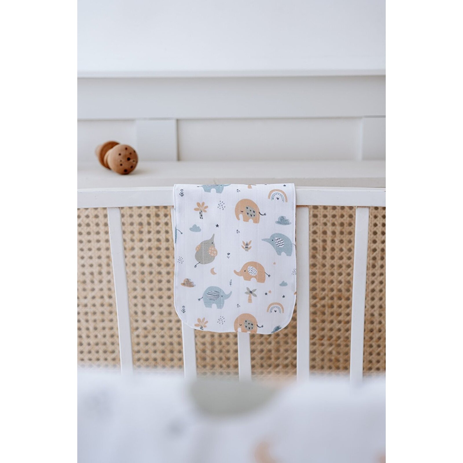 %100 Organik Pamuk Çift Katlı Fil Desenli Müslin Örtü Seti (100X100 MÜSLİN-ÜÇGEN ÖNLÜK-OMUZ BEZİ) %100 Organik Pamuk Çift Katlı Fil Desenli Müslin Örtü Seti (100X100 MÜSLİN-ÜÇGEN ÖNLÜK-OMUZ BEZİ)