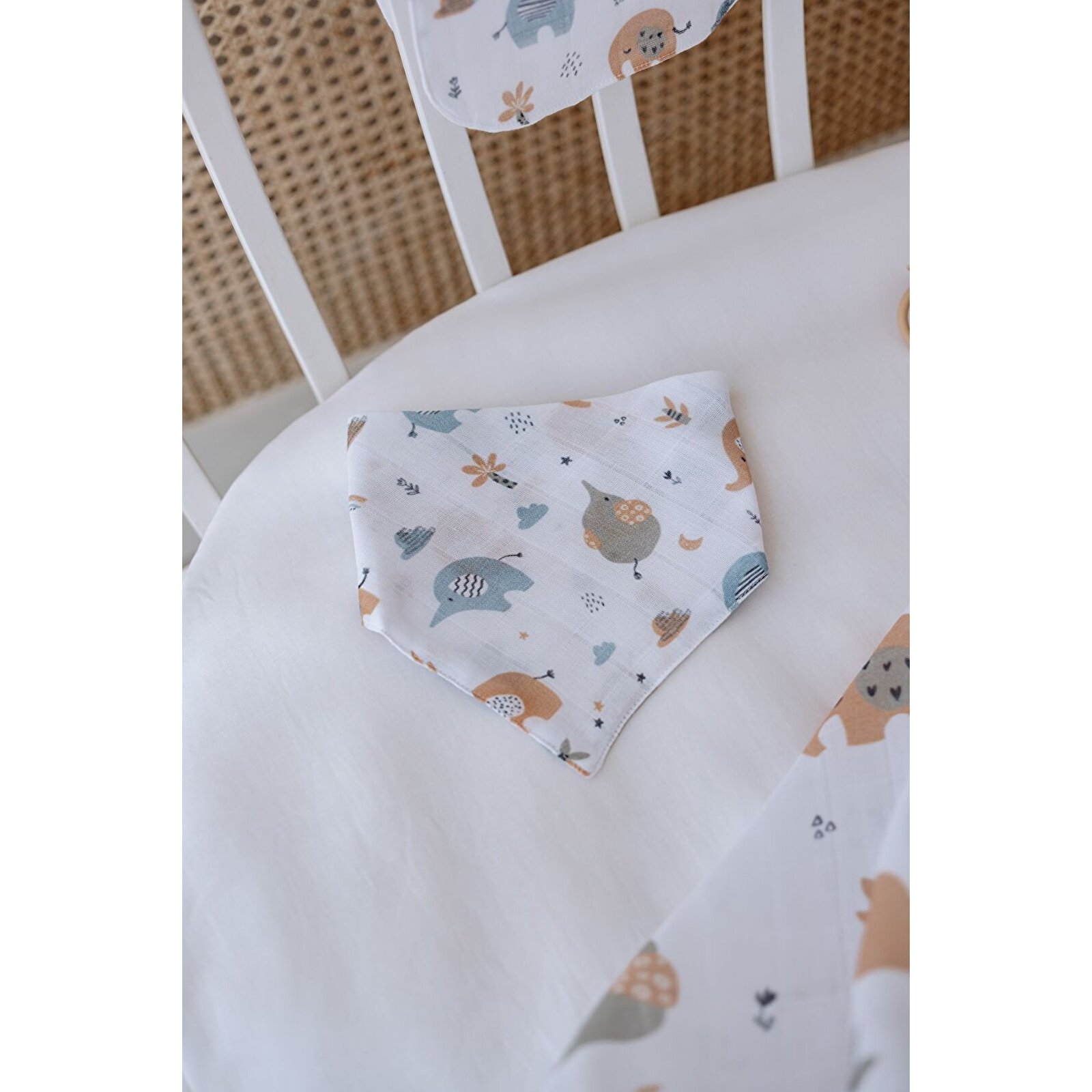 %100 Organik Pamuk Çift Katlı Fil Desenli Müslin Örtü Seti (100X100 MÜSLİN-ÜÇGEN ÖNLÜK-OMUZ BEZİ) %100 Organik Pamuk Çift Katlı Fil Desenli Müslin Örtü Seti (100X100 MÜSLİN-ÜÇGEN ÖNLÜK-OMUZ BEZİ)