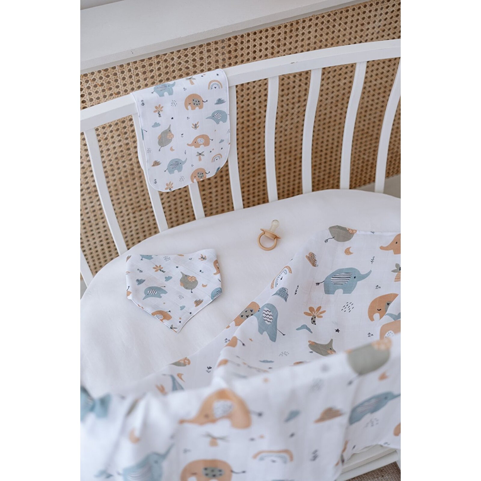 %100 Organik Pamuk Çift Katlı Fil Desenli Müslin Örtü Seti (100X100 MÜSLİN-ÜÇGEN ÖNLÜK-OMUZ BEZİ) %100 Organik Pamuk Çift Katlı Fil Desenli Müslin Örtü Seti (100X100 MÜSLİN-ÜÇGEN ÖNLÜK-OMUZ BEZİ)