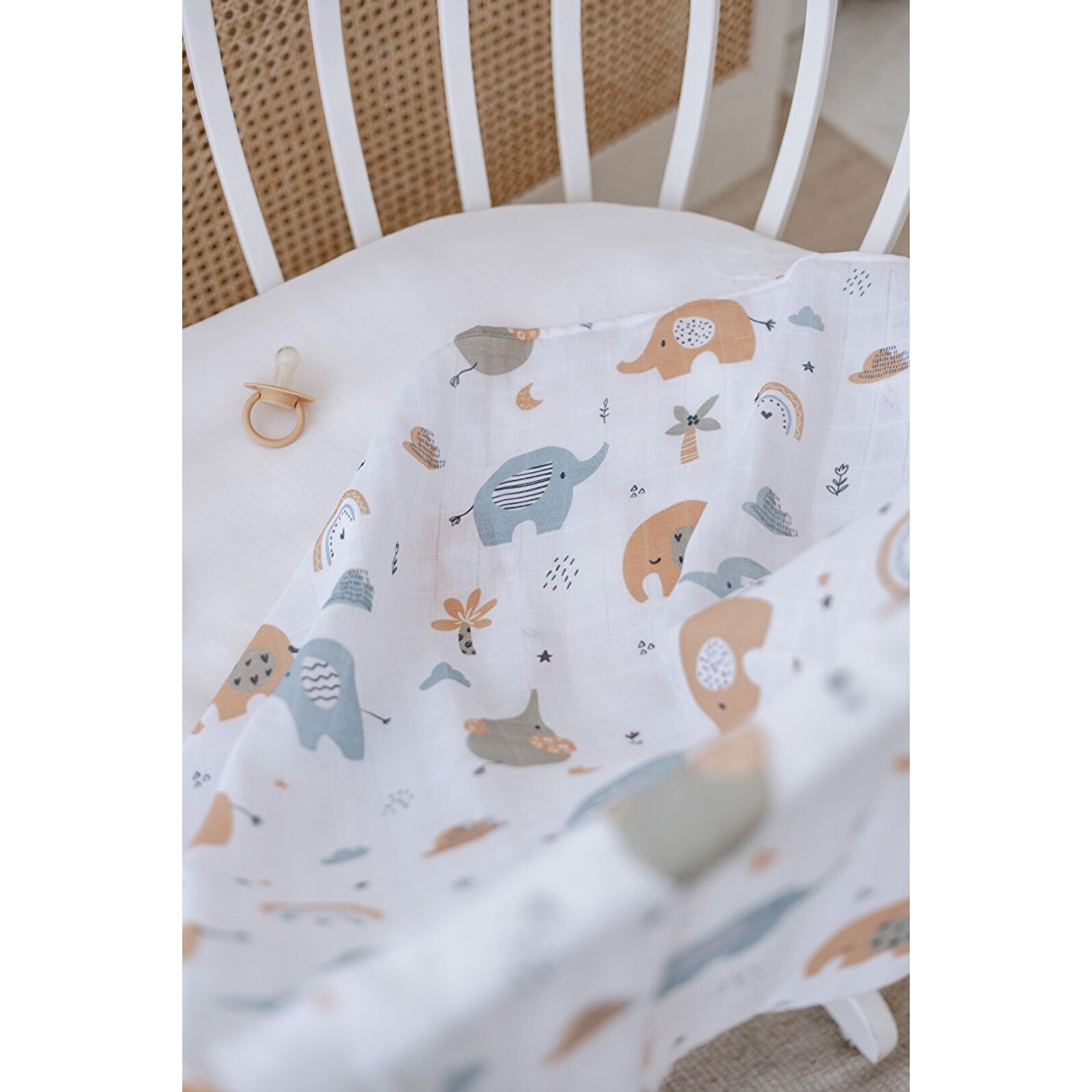 %100 Organik Pamuk Çift Katlı Fil Desenli Müslin Örtü Seti (100X100 MÜSLİN-ÜÇGEN ÖNLÜK-OMUZ BEZİ) %100 Organik Pamuk Çift Katlı Fil Desenli Müslin Örtü Seti (100X100 MÜSLİN-ÜÇGEN ÖNLÜK-OMUZ BEZİ)