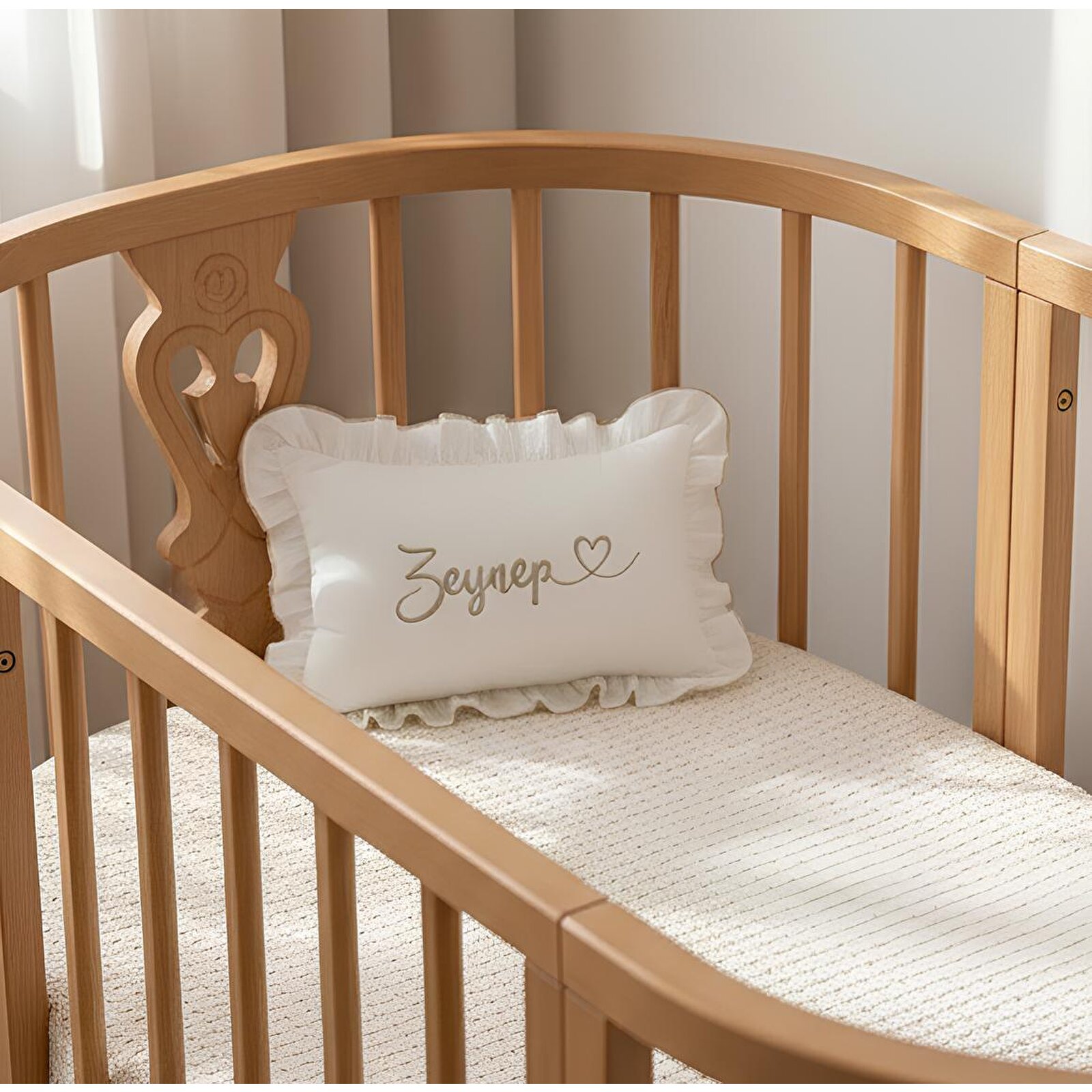 İsme Özel Nakışlı Bebek Yastığı – Fırfırlı,  25x37 cm Bebek Yastık Yumuşak & Şık Tasarım