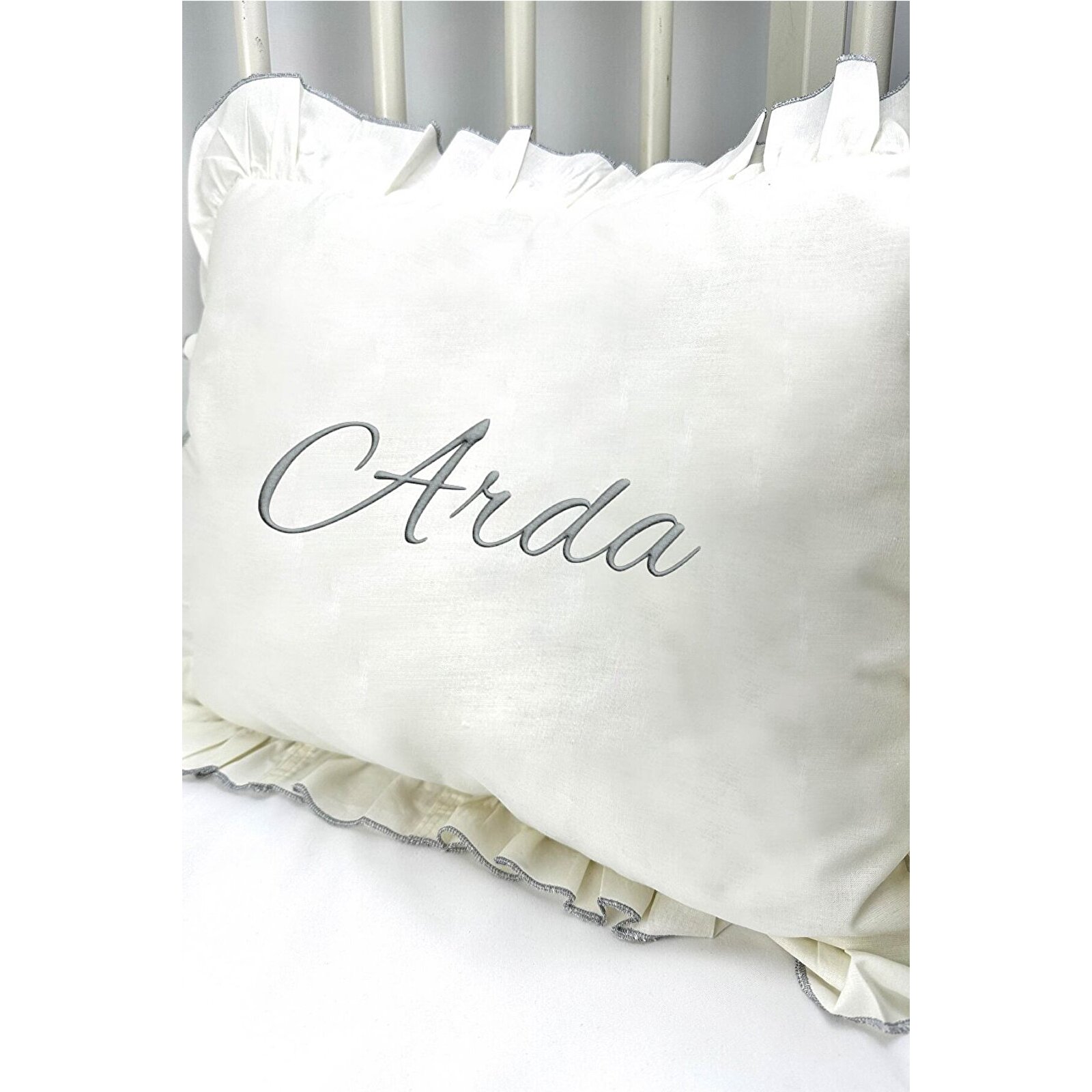 İsme Özel Nakışlı Bebek Yastığı – Fırfırlı, 25x37 cm Bebek Yastık Yumuşak & Şık Tasarım İsme Özel Nakışlı Bebek Yastığı – Fırfırlı, 25x37 cm Bebek Yastık Yumuşak & Şık Tasarım