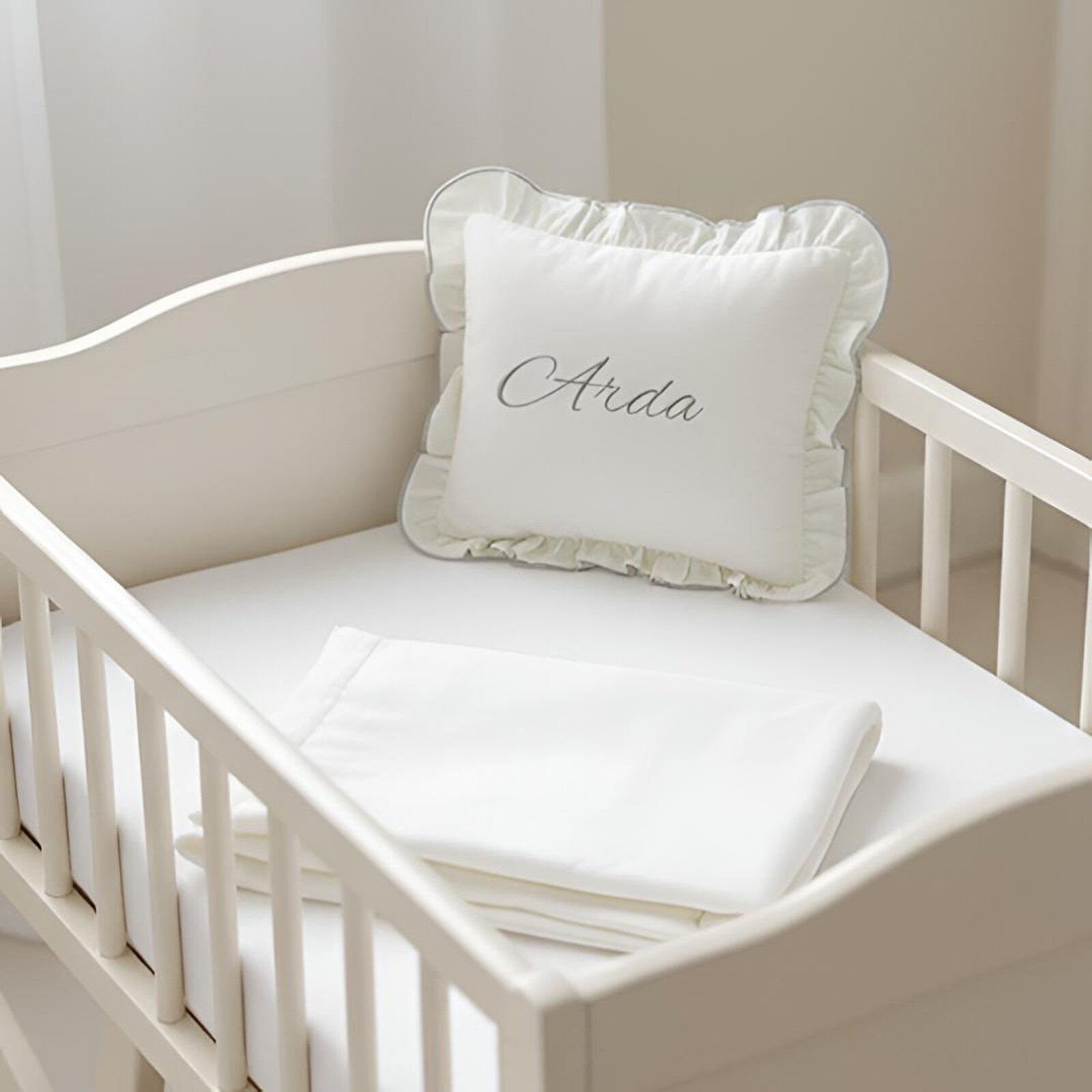 İsme Özel Nakışlı Bebek Yastığı – Fırfırlı, 25x37 cm Bebek Yastık Yumuşak & Şık Tasarım İsme Özel Nakışlı Bebek Yastığı – Fırfırlı, 25x37 cm Bebek Yastık Yumuşak & Şık Tasarım