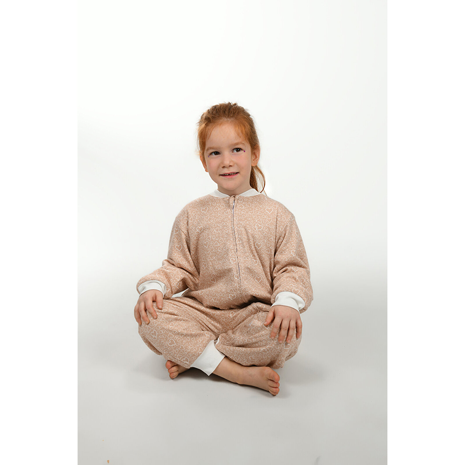 Kız Bej Kalpli Desen Uyku Tulumu Fermuarlı 1TOG Bisiklet Yaka Ribanalı Paça Uzun Kol Kız Bej Kalpli Desen Uyku Tulumu Fermuarlı 1TOG Bisiklet Yaka Ribanalı Paça Uzun Kol