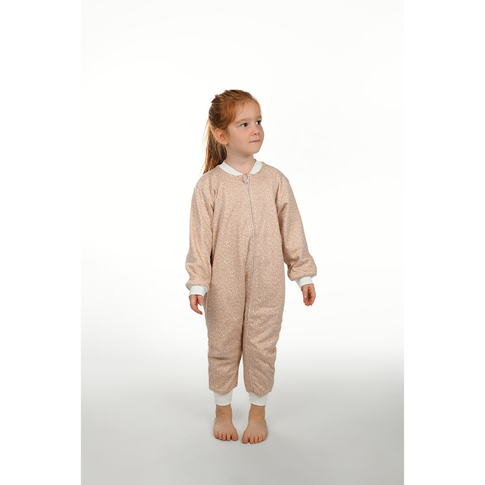 Kız Bej Kalpli Desen Uyku Tulumu Fermuarlı 1TOG Bisiklet Yaka Ribanalı Paça Uzun Kol Kız Bej Kalpli Desen Uyku Tulumu Fermuarlı 1TOG Bisiklet Yaka Ribanalı Paça Uzun Kol
