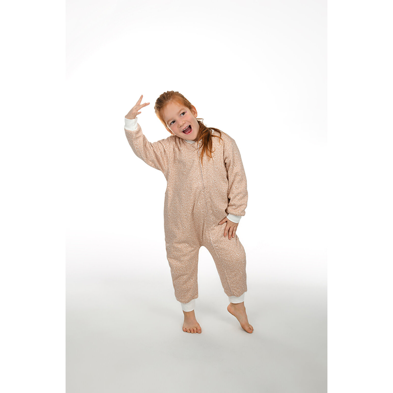 Kız Bej Kalpli Desen Uyku Tulumu Fermuarlı 1TOG Bisiklet Yaka Ribanalı Paça Uzun Kol Kız Bej Kalpli Desen Uyku Tulumu Fermuarlı 1TOG Bisiklet Yaka Ribanalı Paça Uzun Kol