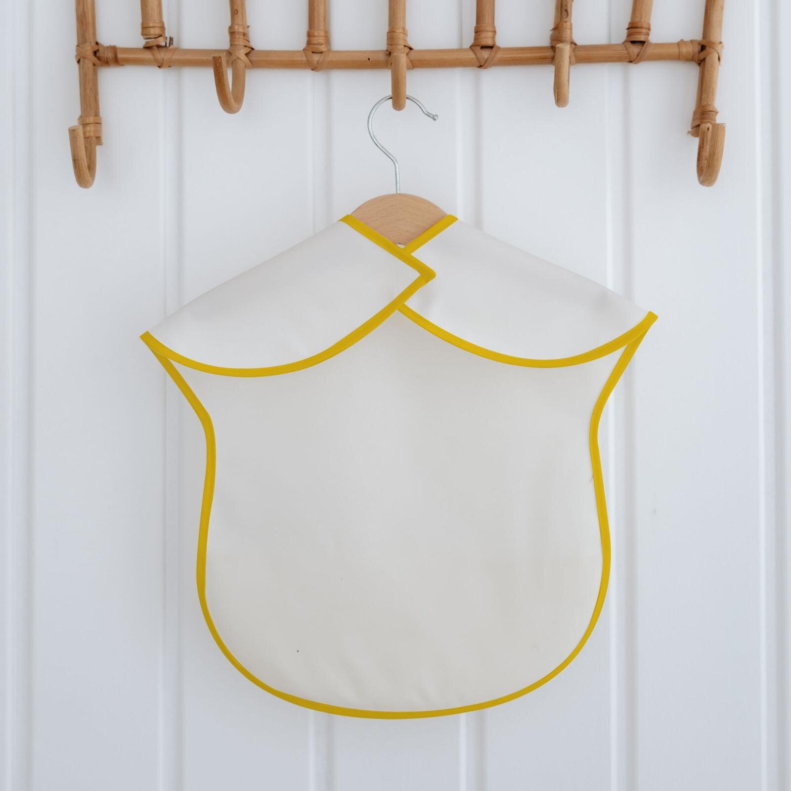 Sıvı Geçirmez Yarım Kollu Mama Önlüğü Happy Desen Sıvı Geçirmez Yarım Kollu Mama Önlüğü Happy Desen