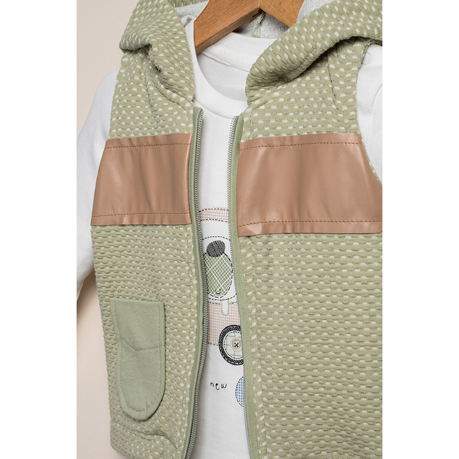 Kapüşonlu Yelekli 3'Lü Takım Kapüşonlu Yelekli 3'Lü Takım