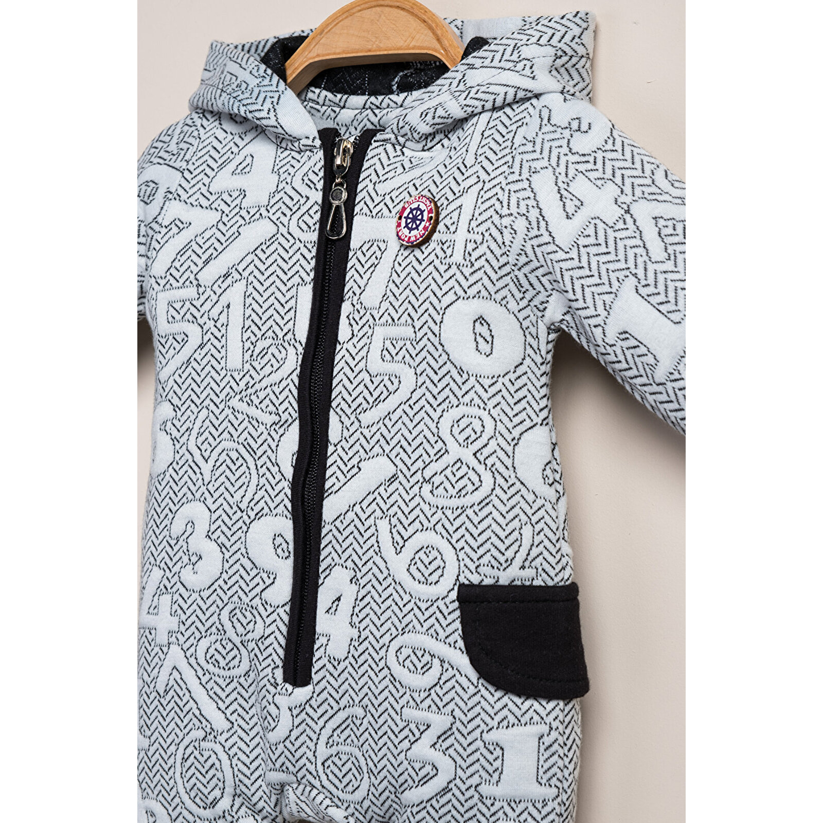 Kapüşonlu Rakam Baskılı Tulum