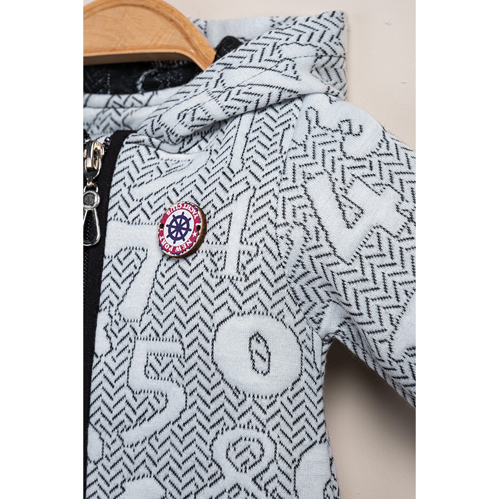 Kapüşonlu Rakam Baskılı Tulum