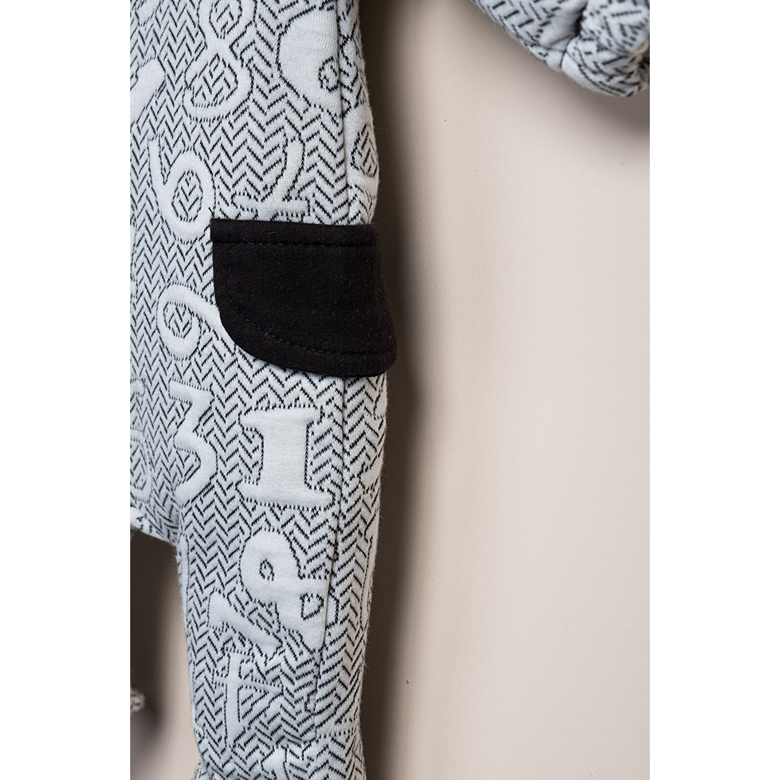 Kapüşonlu Rakam Baskılı Tulum