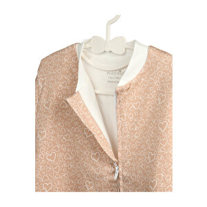 Kız Bej Kalpli Desen Uyku Tulumu Fermuarlı 1TOG Bisiklet Yaka Ribanalı Paça Uzun Kol Kız Bej Kalpli Desen Uyku Tulumu Fermuarlı 1TOG Bisiklet Yaka Ribanalı Paça Uzun Kol