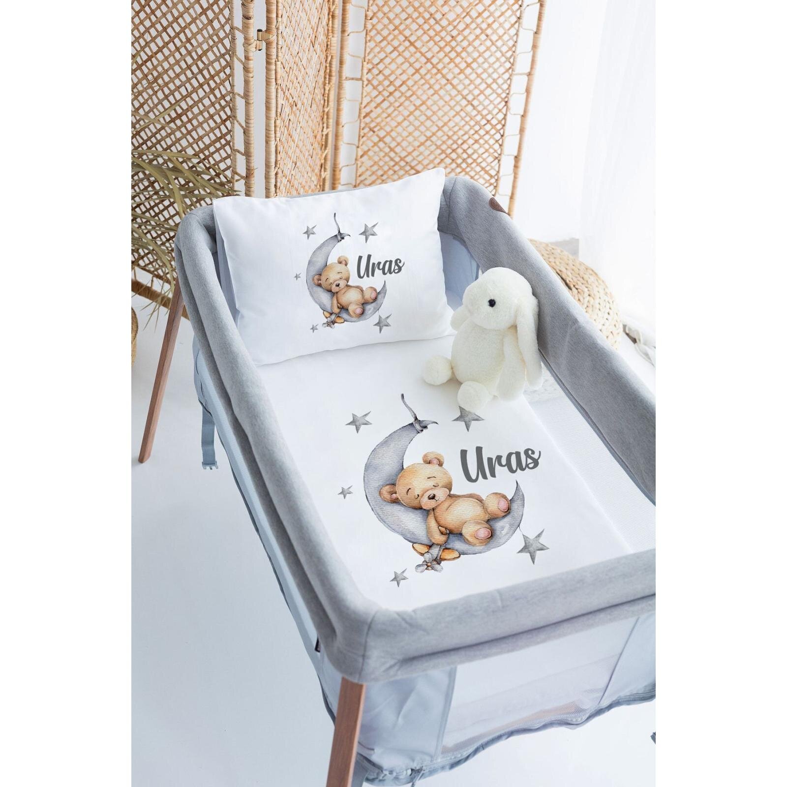 %100 Pamuk Saten Bebeğinizin İsmine Özel 70x120 Park Yatak Nevresim Seti - Özel Hediye Paketli - Ayda Uyuyan Ayıcık (Lütfen Ürün Özellikleri Kısmını Okuyunuz)