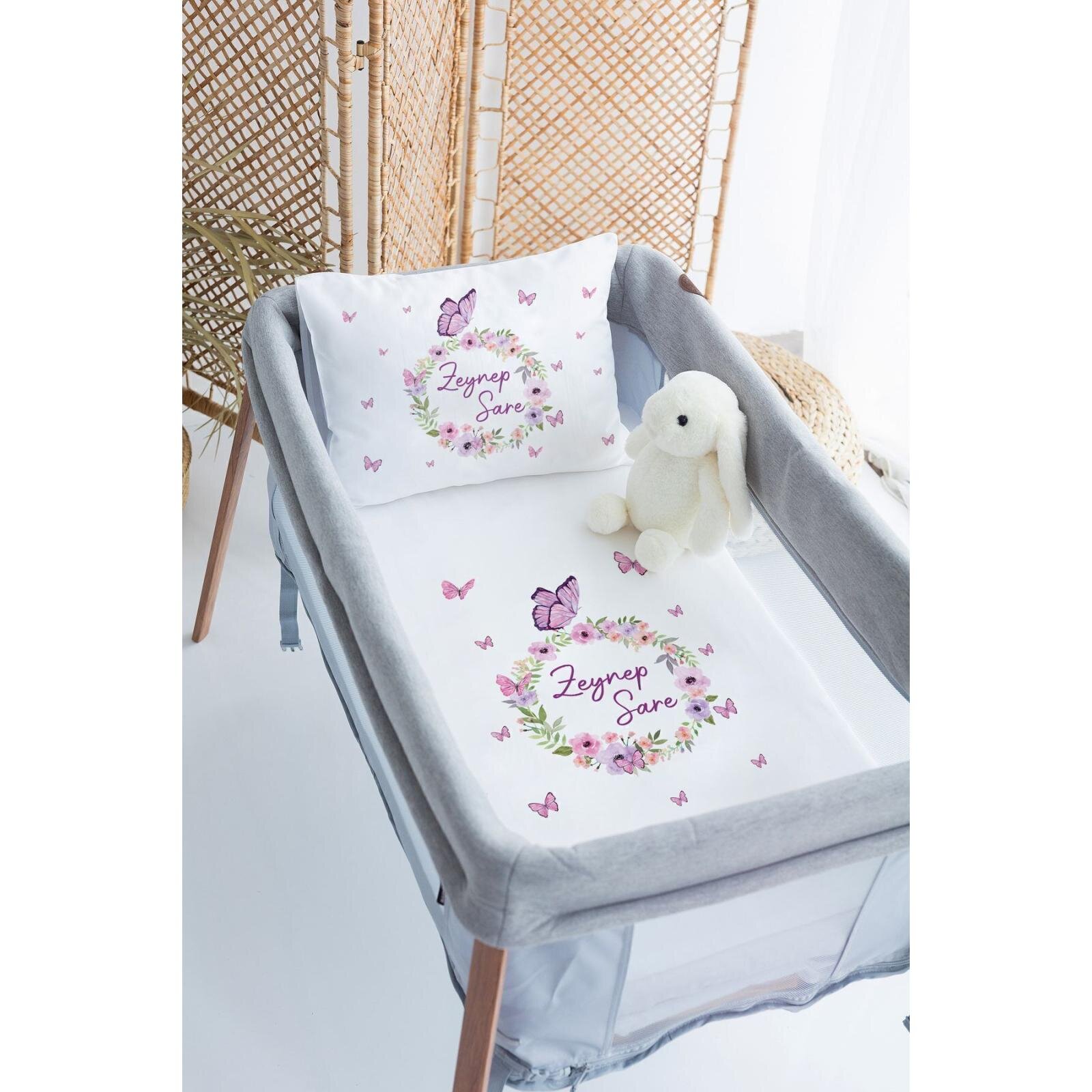 %100 Pamuk Saten Bebeğinizin İsmine Özel 70x120 Park Yatak Nevresim Seti - Özel Hediye Paketli - Mor Kelebekler Ve Çiçekler (Lütfen Ürün Özellikleri Kısmını Okuyunuz)