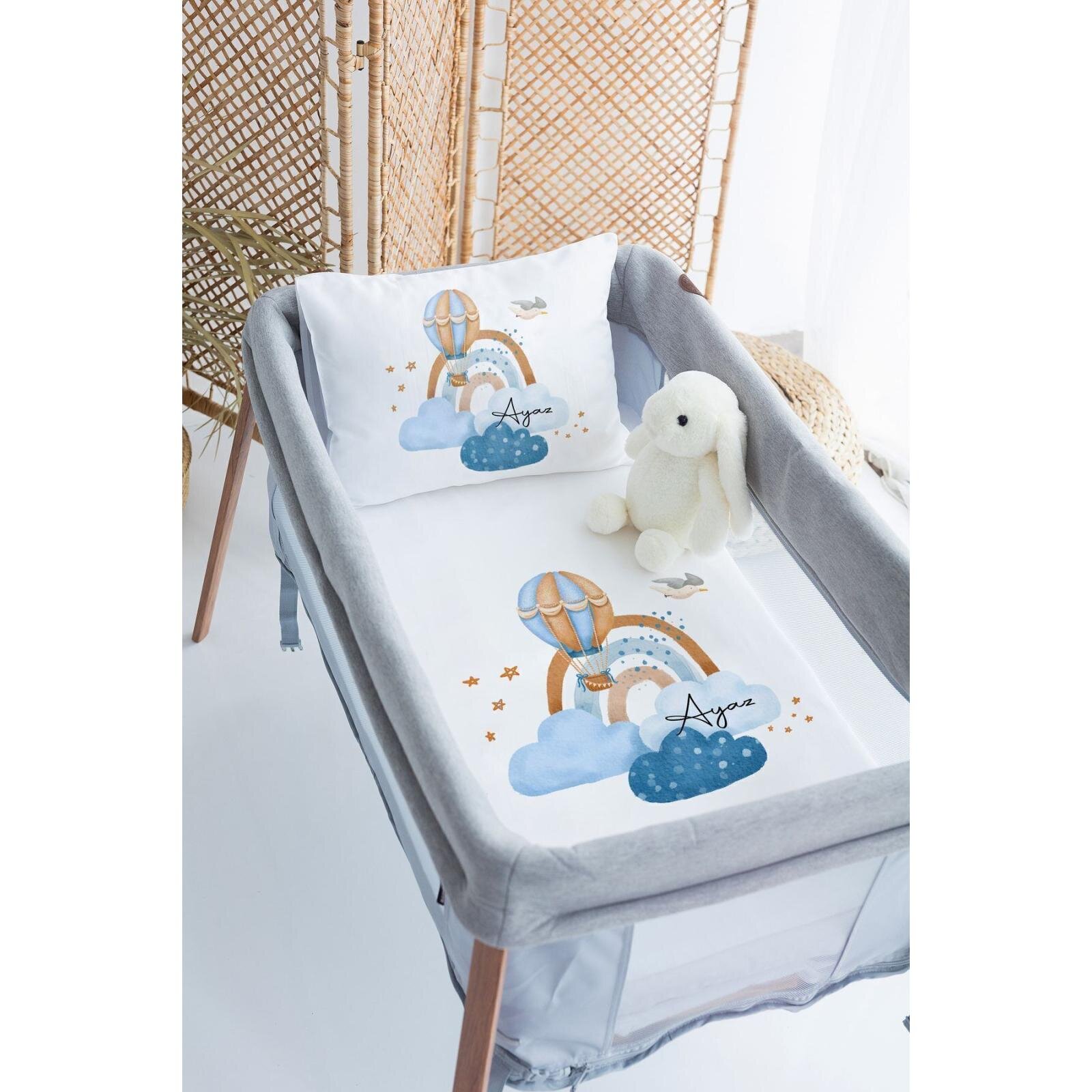 %100 Pamuk Saten Bebeğinizin İsmine Özel 70x120 Park Yatak Nevresim Seti - Özel Hediye Paketli - Bulutlarda Balon (Lütfen Ürün Özellikleri Kısmını Okuyunuz)