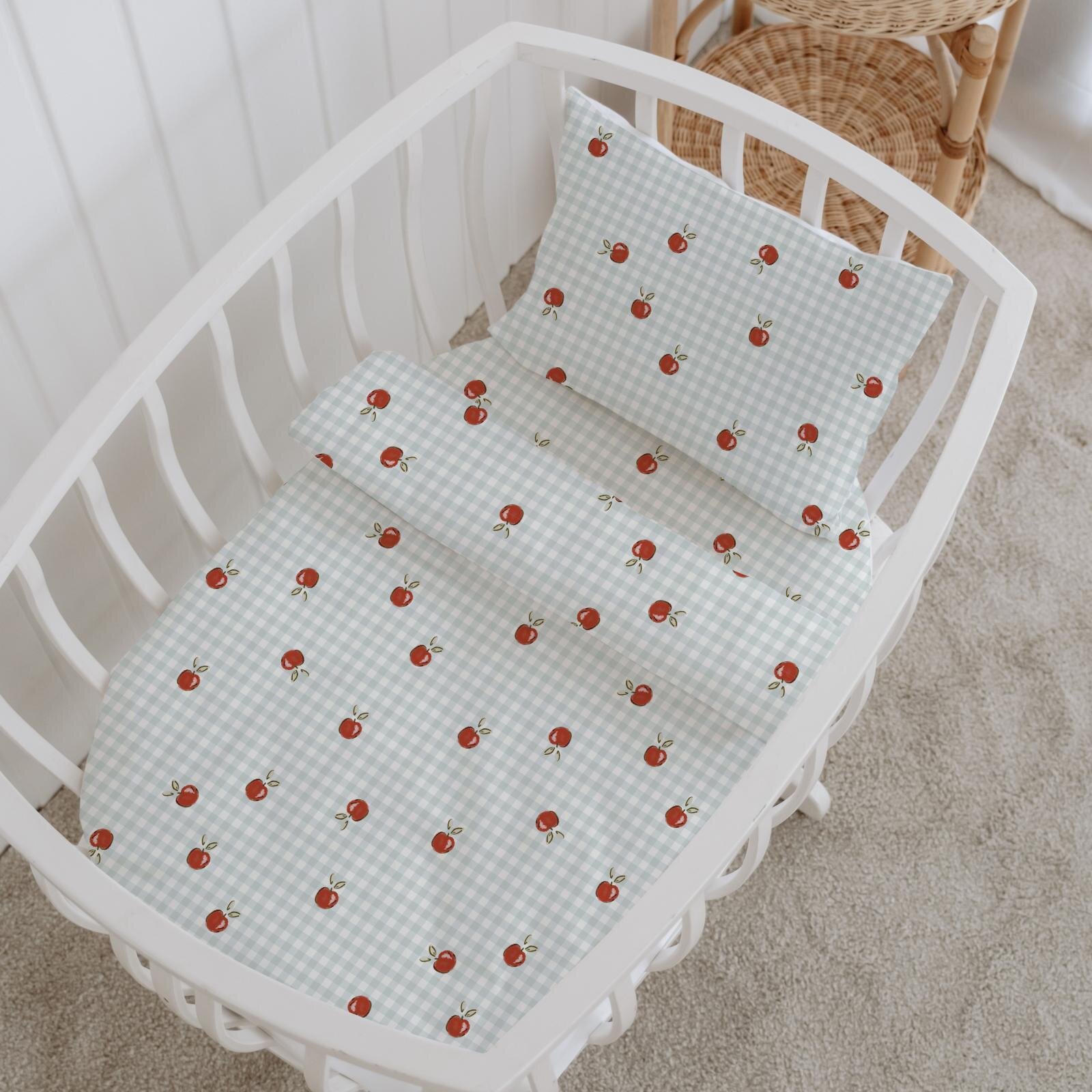 %100 Pamuklu Poplin Anne Yanı Beşik Nevresim Seti - Pötikare Elmalar %100 Pamuklu Poplin Anne Yanı Beşik Nevresim Seti - Pötikare Elmalar